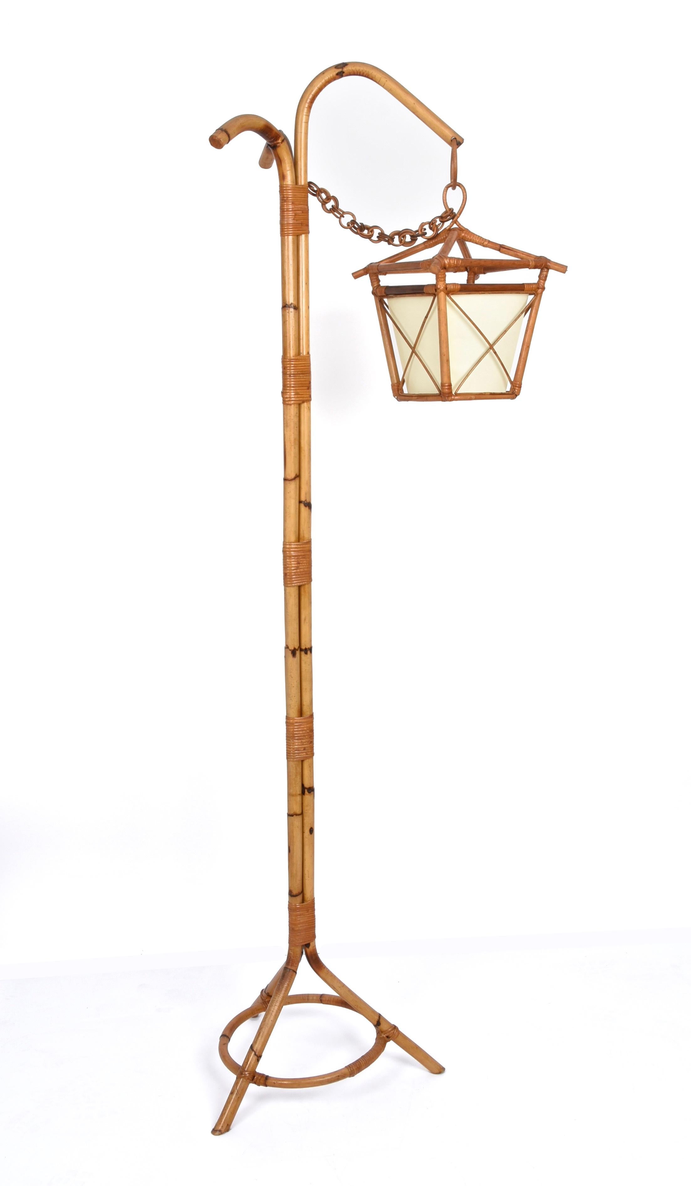 Italienische Stehlampe aus Bambus und Rattan mit Dreibein-Sockel aus der Mitte des Jahrhunderts, 1950er Jahre (Mitte des 20. Jahrhunderts) im Angebot