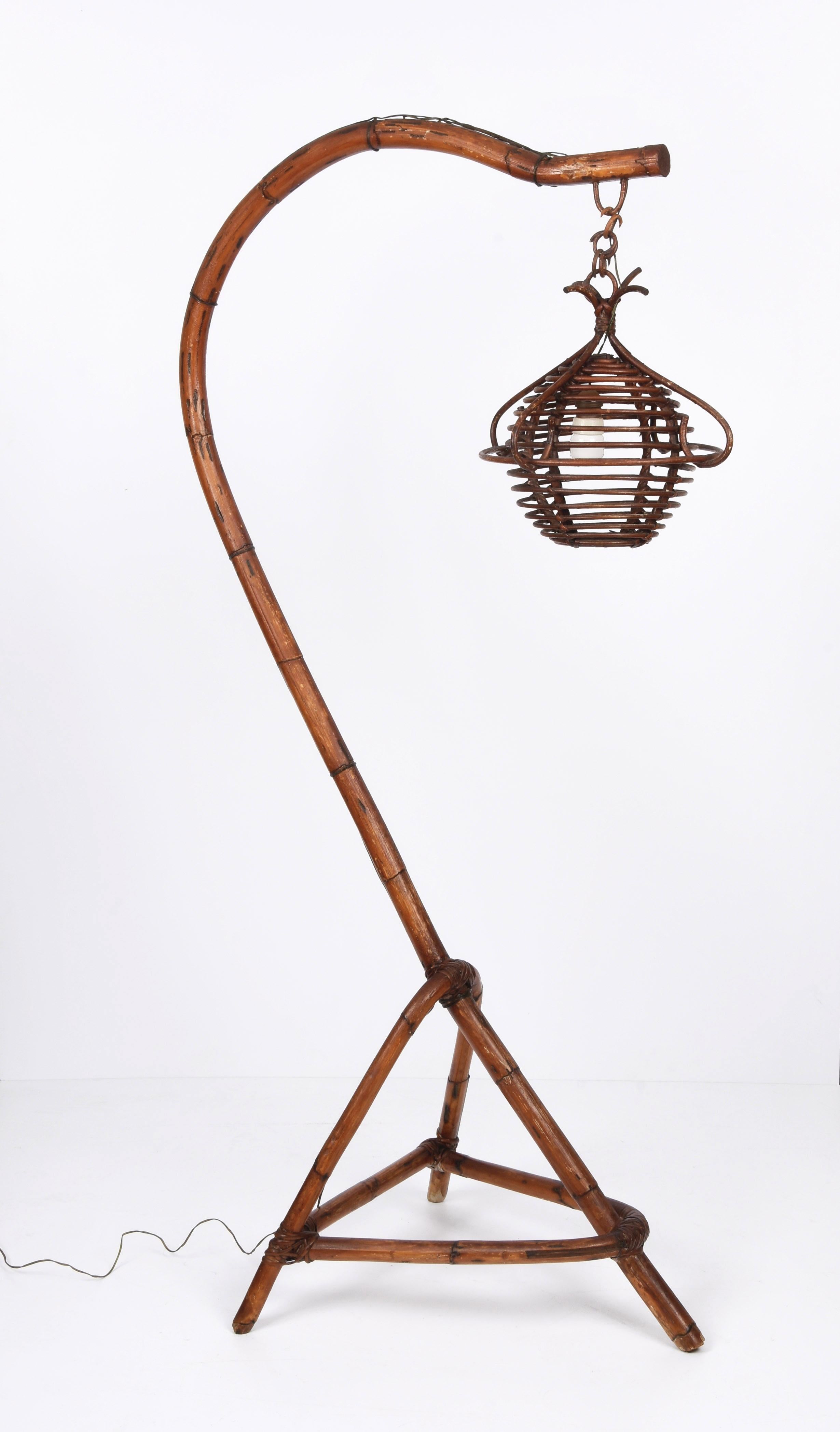 Midcentury Bamboo and Rattan Italian Floor Lamp with Tripod Base, 1950s In Good Condition For Sale In Roma, IT