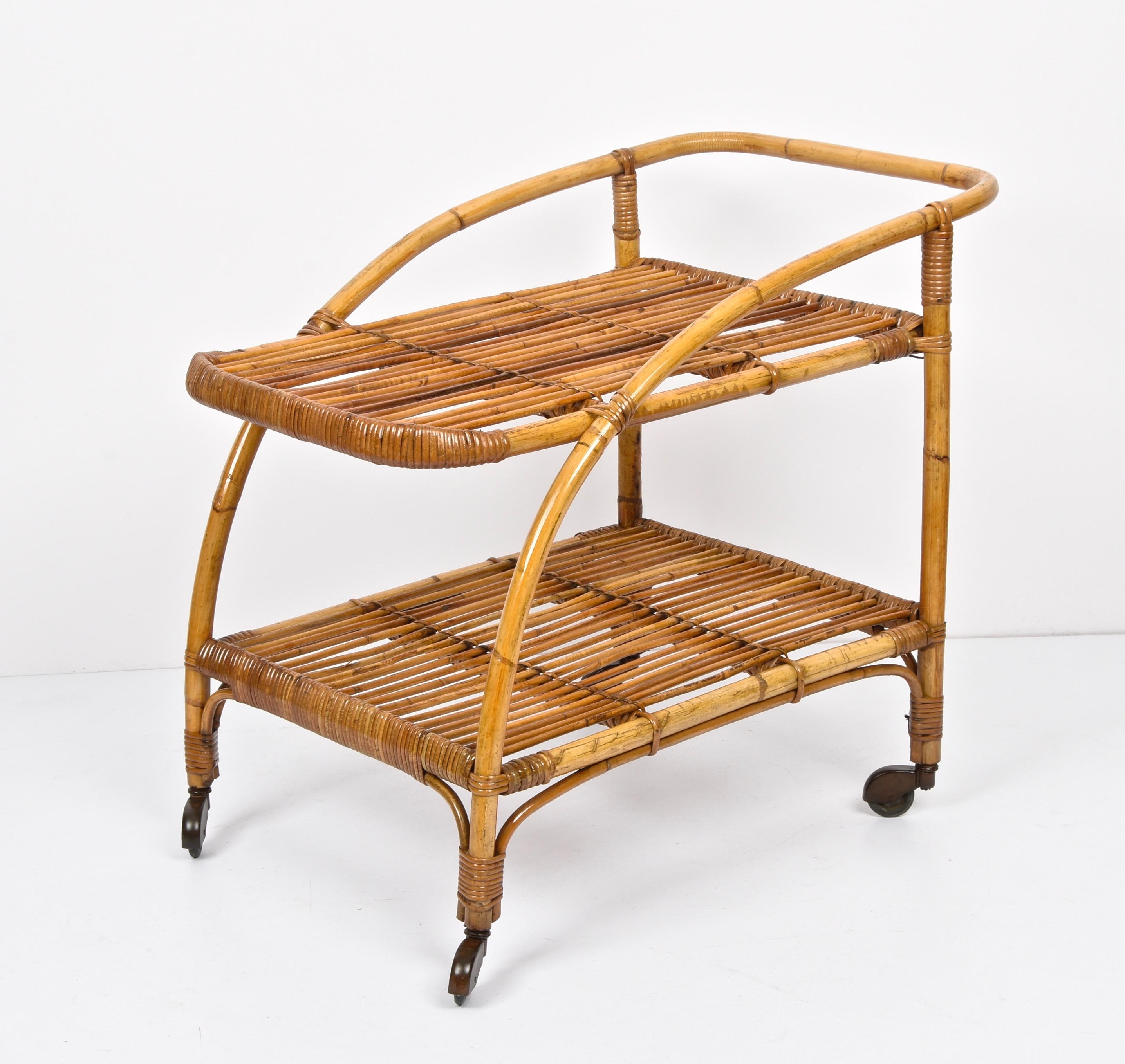Amazing midcentury in bamboo and rattan with wheels. This unique piece was produced in Italy during the 1950s.

This piece is in fantastic vintage condition and you are going to love the connection between straight and curved lines

A fabulous