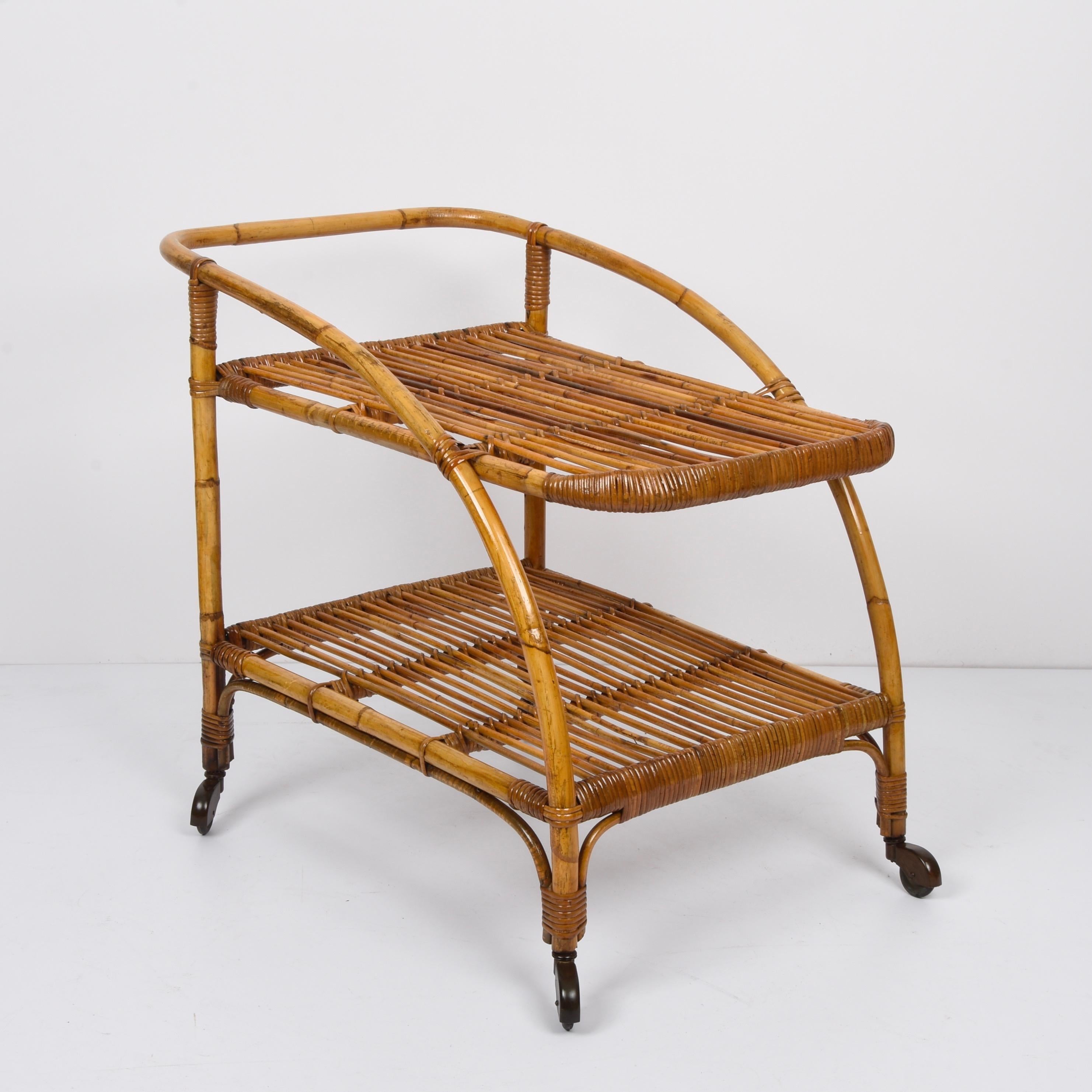 Midcentury Bamboo and Rattan Italian Serving Bar Cart Trolley with Wheels, 1950s In Good Condition In Roma, IT