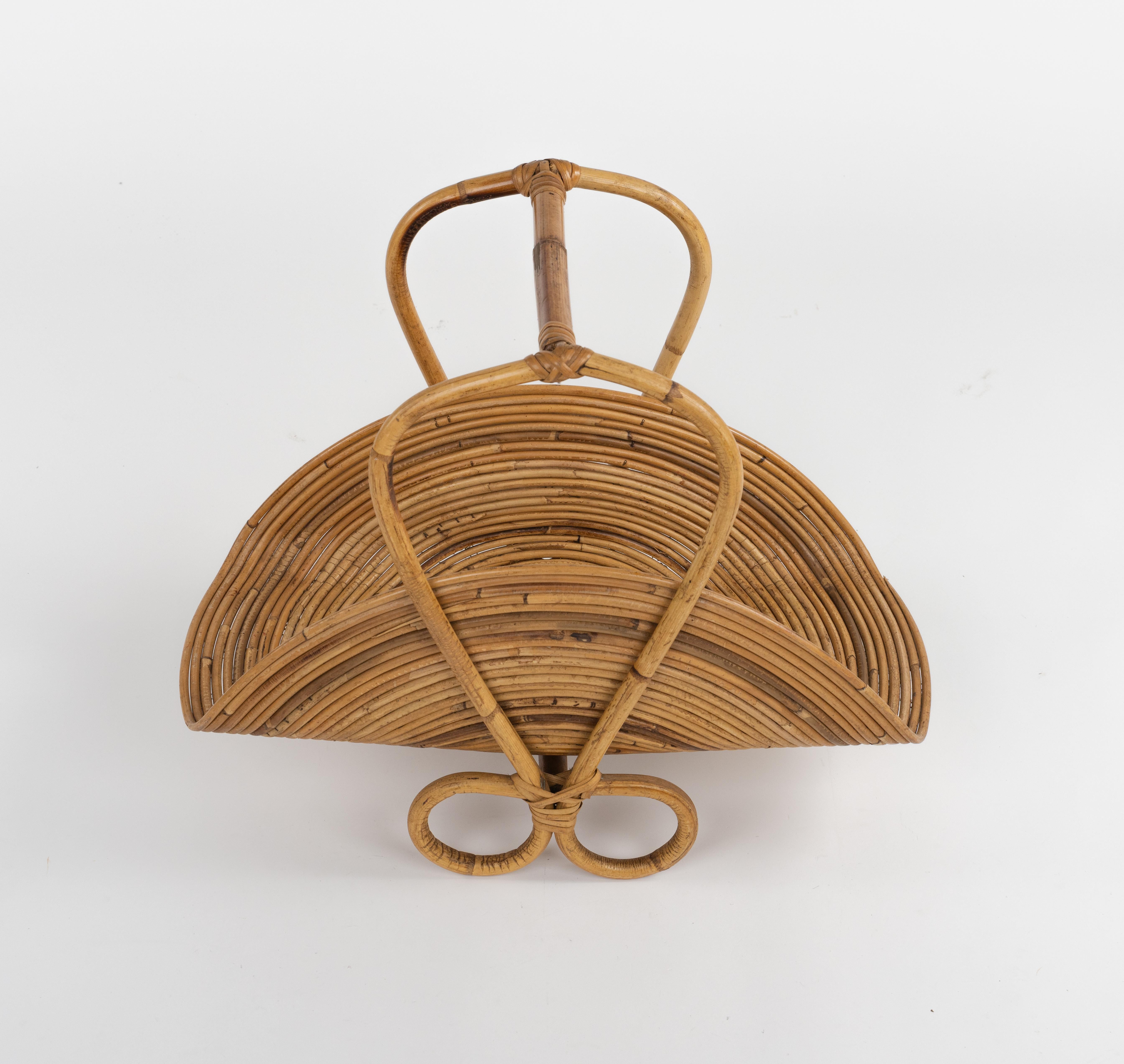 Midcentury amazing Modern French Riviera magazine rack in bamboo structure and curved rattan detailing in the style of Vivai Del Sud.

Made in Italy in the 1960s.

Vivai del sud, Gabriella Crespi and Arpex were the three leading design studios in