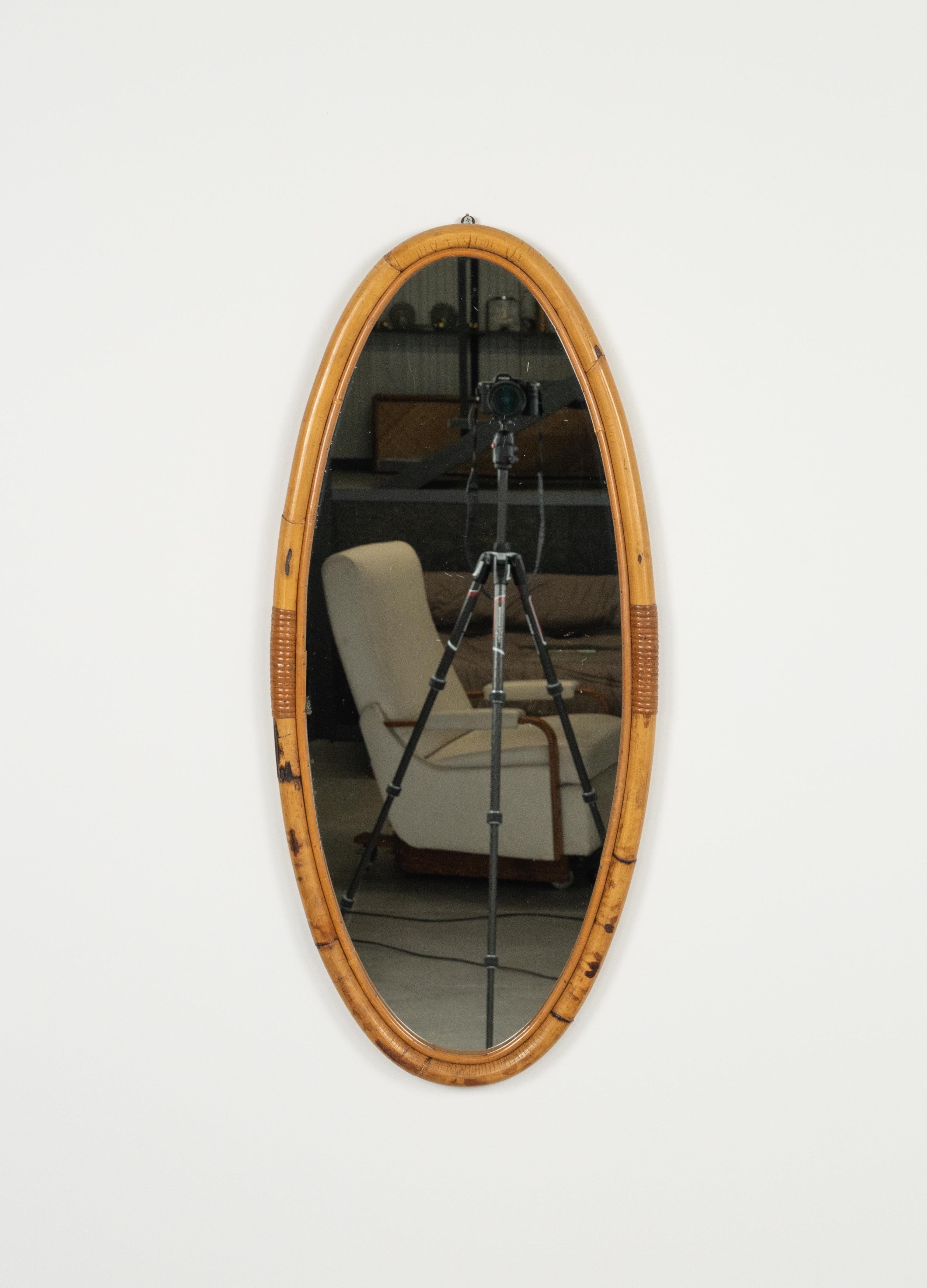 Schöner ovaler Wandspiegel aus der Mitte des Jahrhunderts aus Rattan und Bambus.

Hergestellt in Italien in den 1960er Jahren.

Der Spiegel eignet sich perfekt für ein Schlafzimmer, ein Ankleidezimmer, eine Garderobe oder einen Flur.