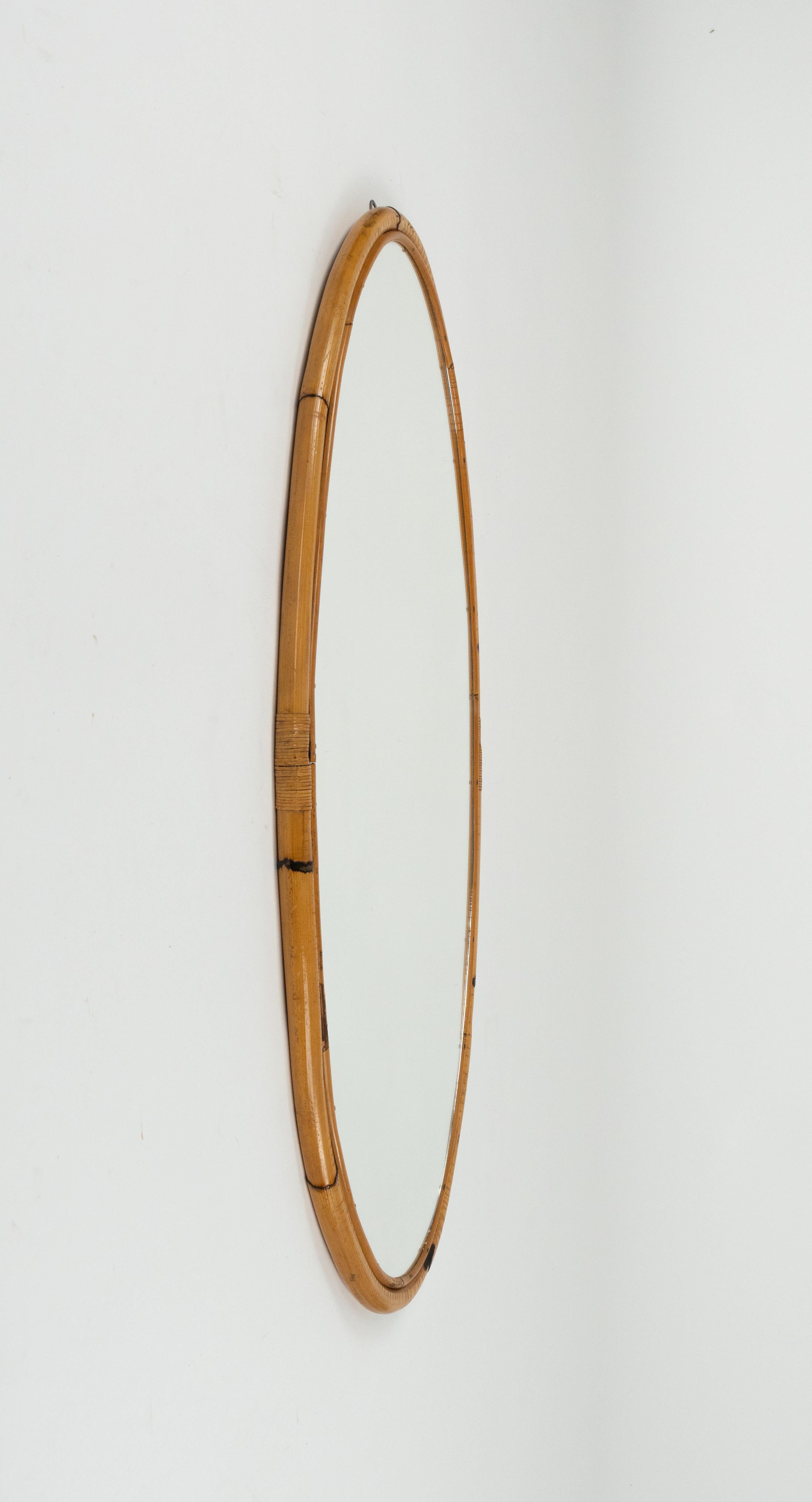 Mid-Century Modern Miroir mural ovale en bambou et rotin du milieu du siècle dernier, Italie 1970 en vente