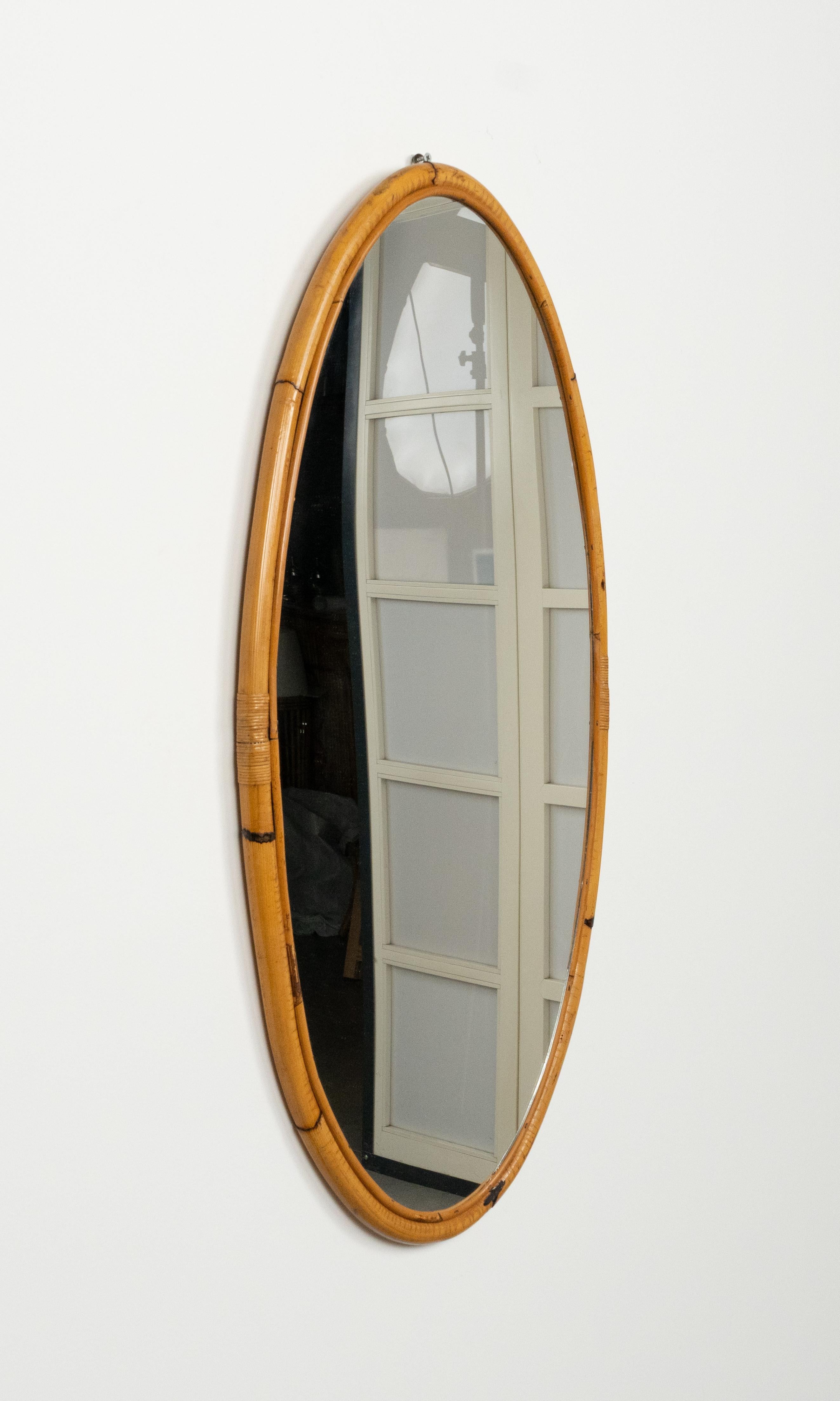 Miroir mural ovale en bambou et rotin du milieu du siècle dernier, Italie 1970 en vente 1