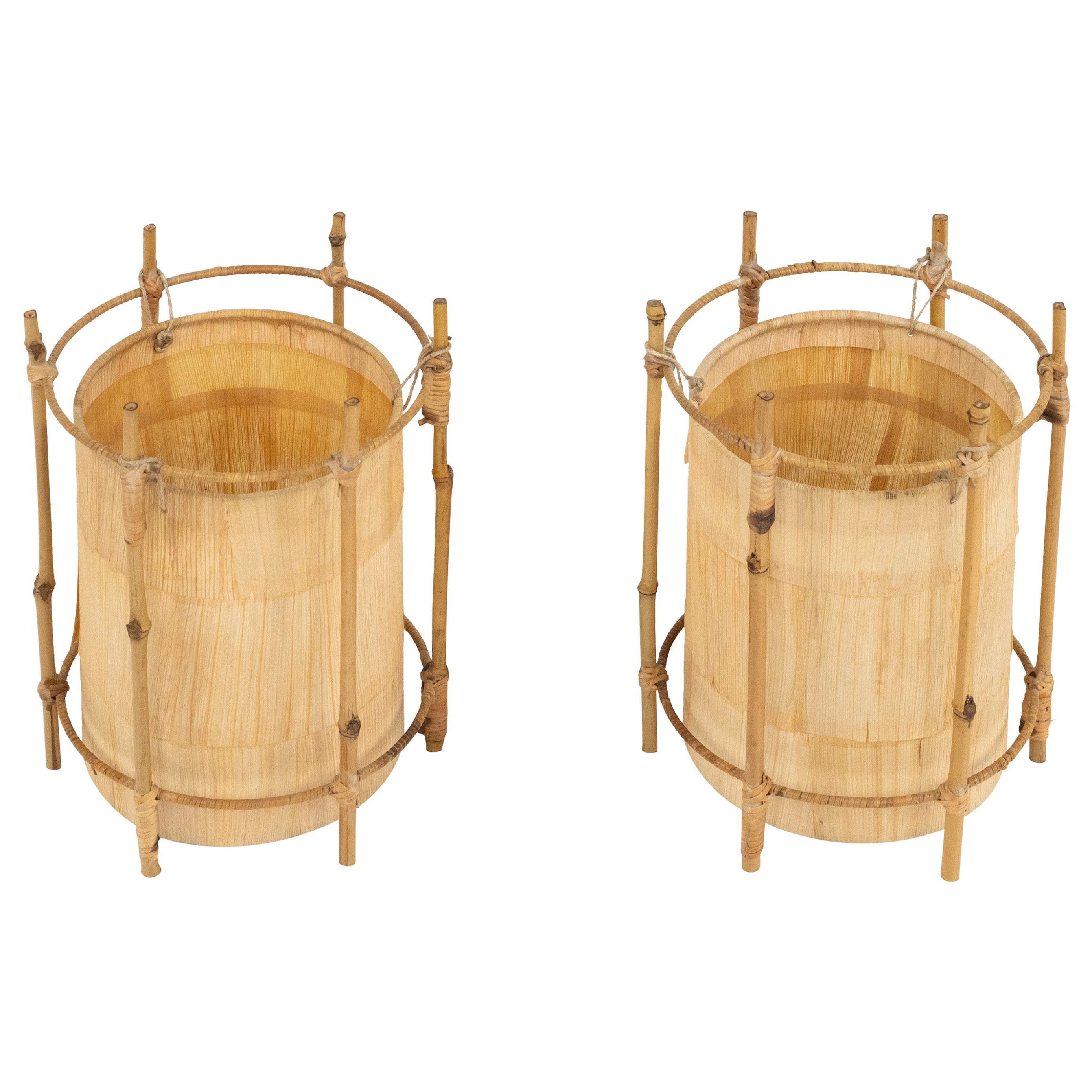 Pareja de lámparas de sobremesa de bambú y ratán de mediados de siglo Estilo Louis Sognot, Italia Años 70 en venta