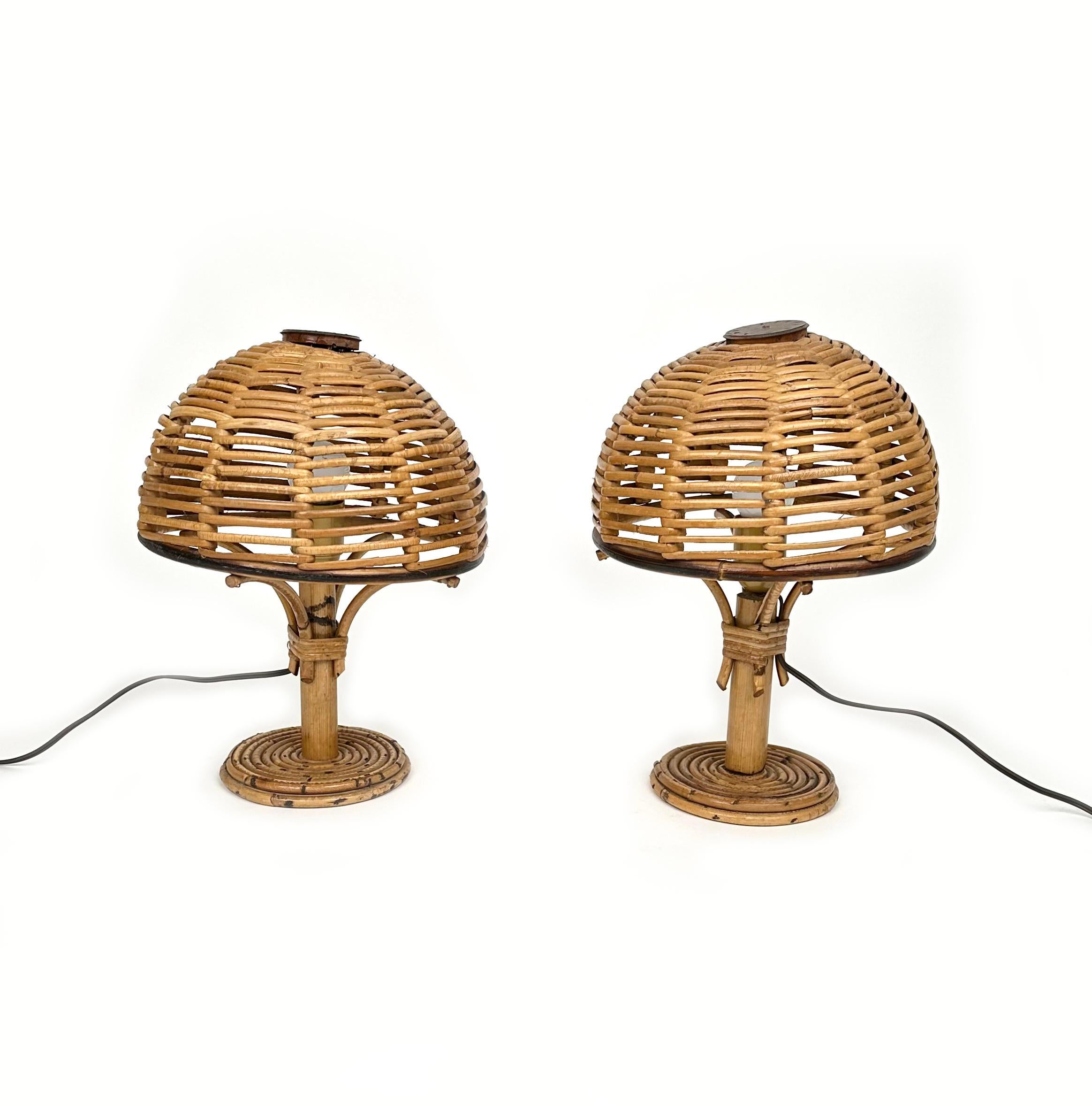Pareja de lámparas de sobremesa de bambú y ratán de mediados de siglo Estilo Louis Sognot, Italia Años 60 Italiano en venta