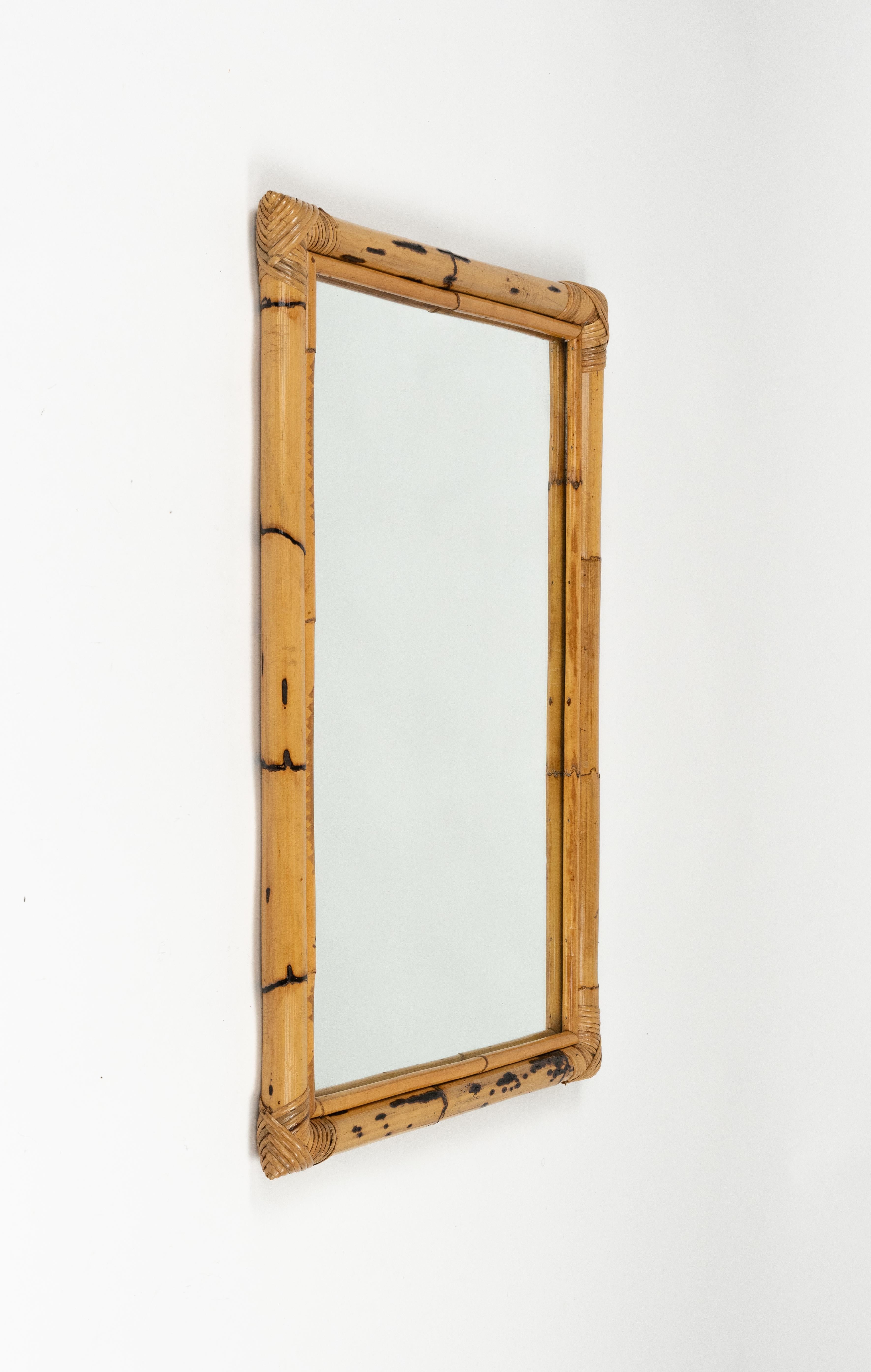 Espejo rectangular de pared de bambú y ratán de mediados de siglo, Italia Años 70 Moderno de mediados de siglo en venta