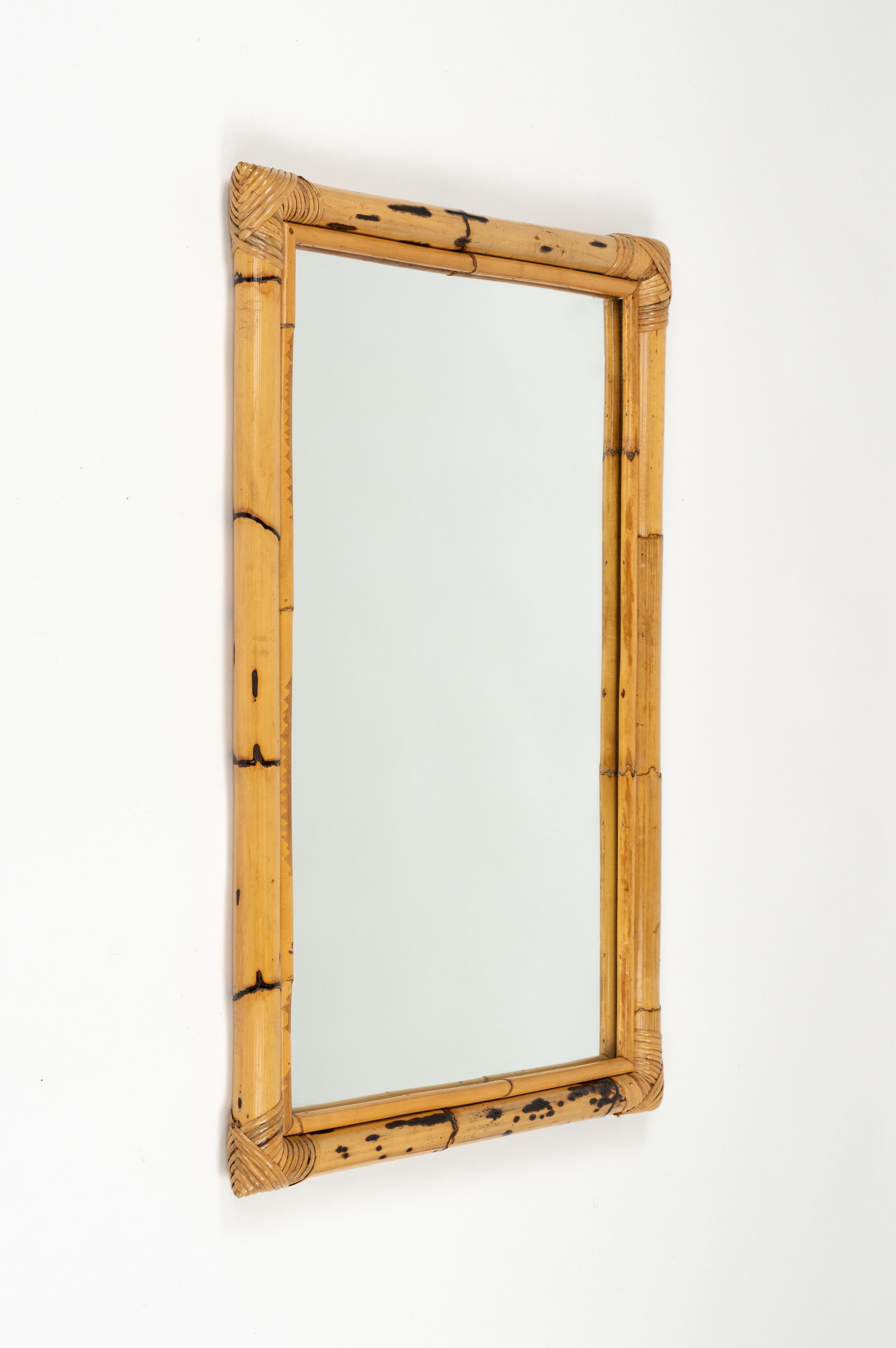 Espejo rectangular de pared de bambú y ratán de mediados de siglo, Italia Años 70 Italiano en venta