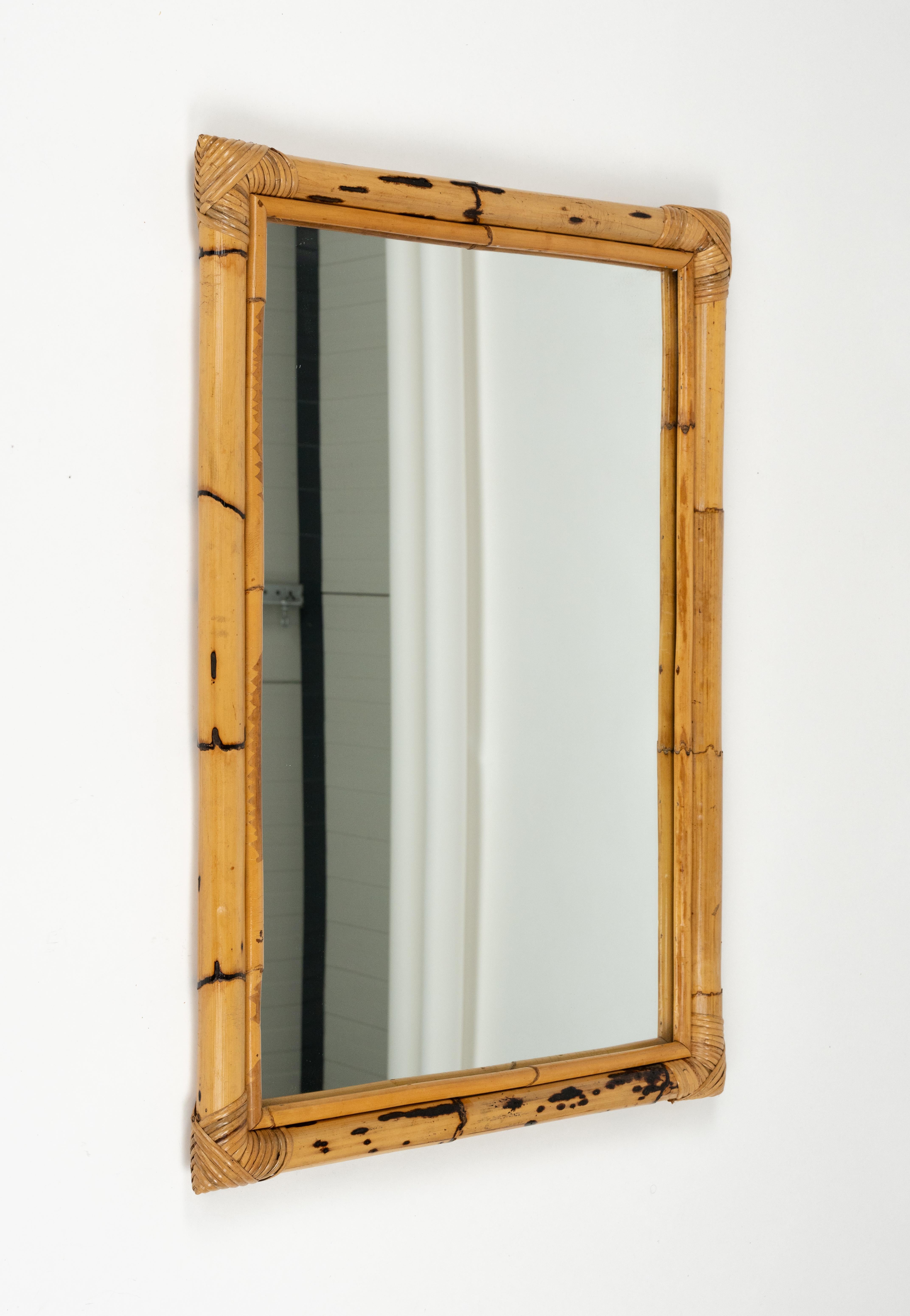 Espejo rectangular de pared de bambú y ratán de mediados de siglo, Italia Años 70 en Bueno estado para la venta en Rome, IT