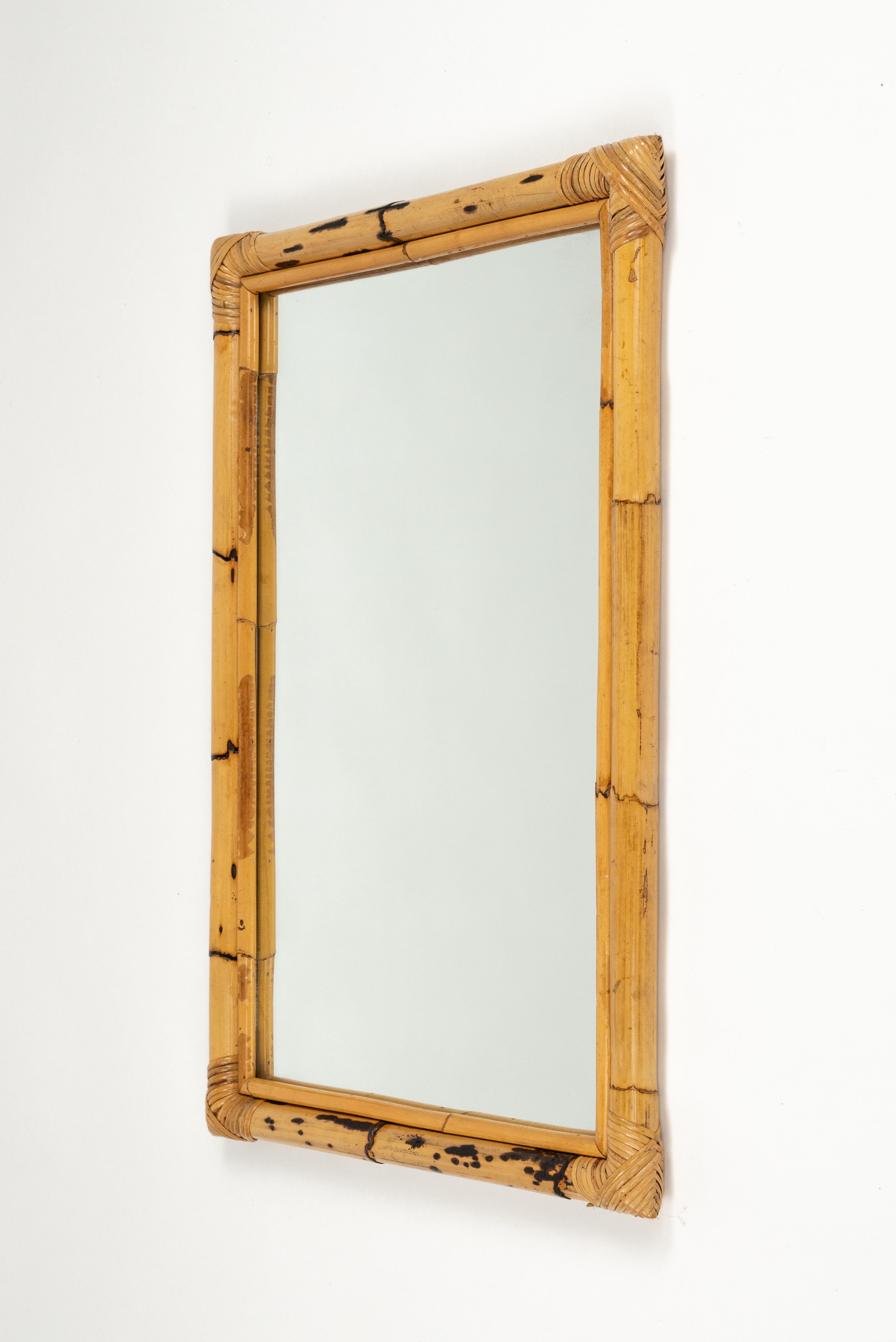 Espejo rectangular de pared de bambú y ratán de mediados de siglo, Italia Años 70 finales del siglo XX en venta