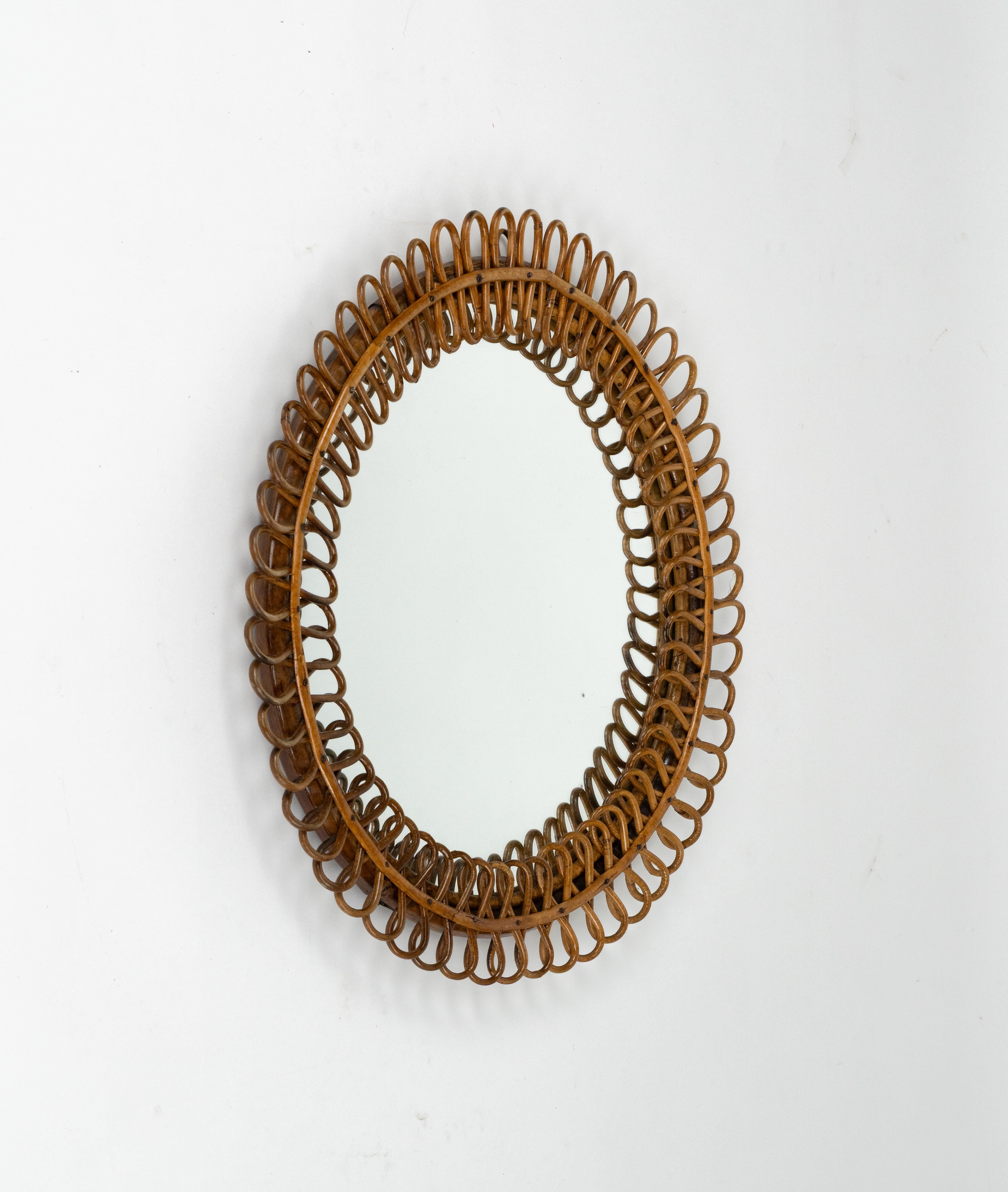 Miroir mural rond en bambou et rotin dans le style de Franco Albini.  

Fabriqué en Italie dans les années 1960.   

Un miroir en bambou et rotin très décoratif au goût de la côte méditerranéenne.

