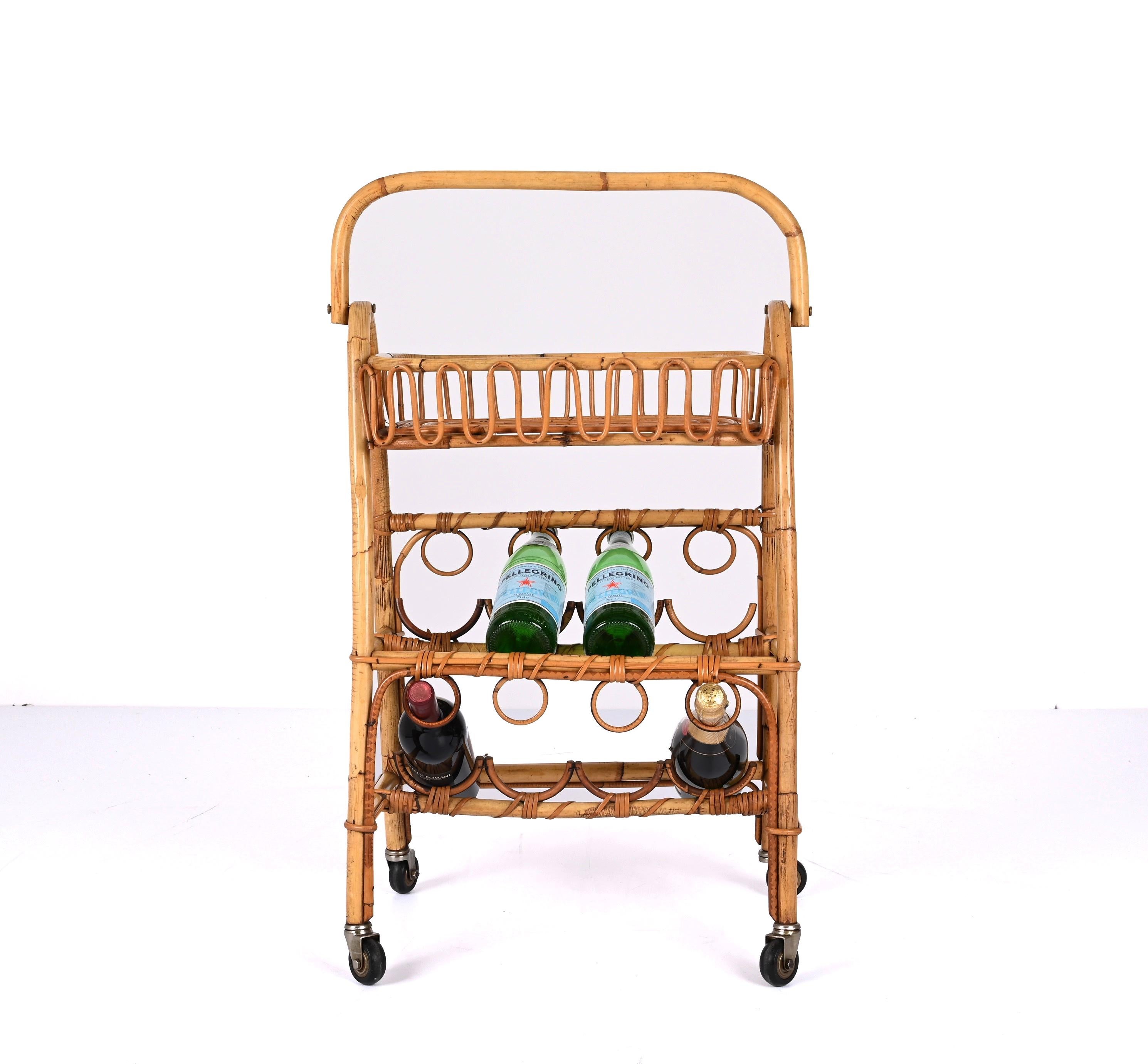Table de service en bambou et rotin du milieu du siècle avec porte-bouteilles, années 1960 en vente 8