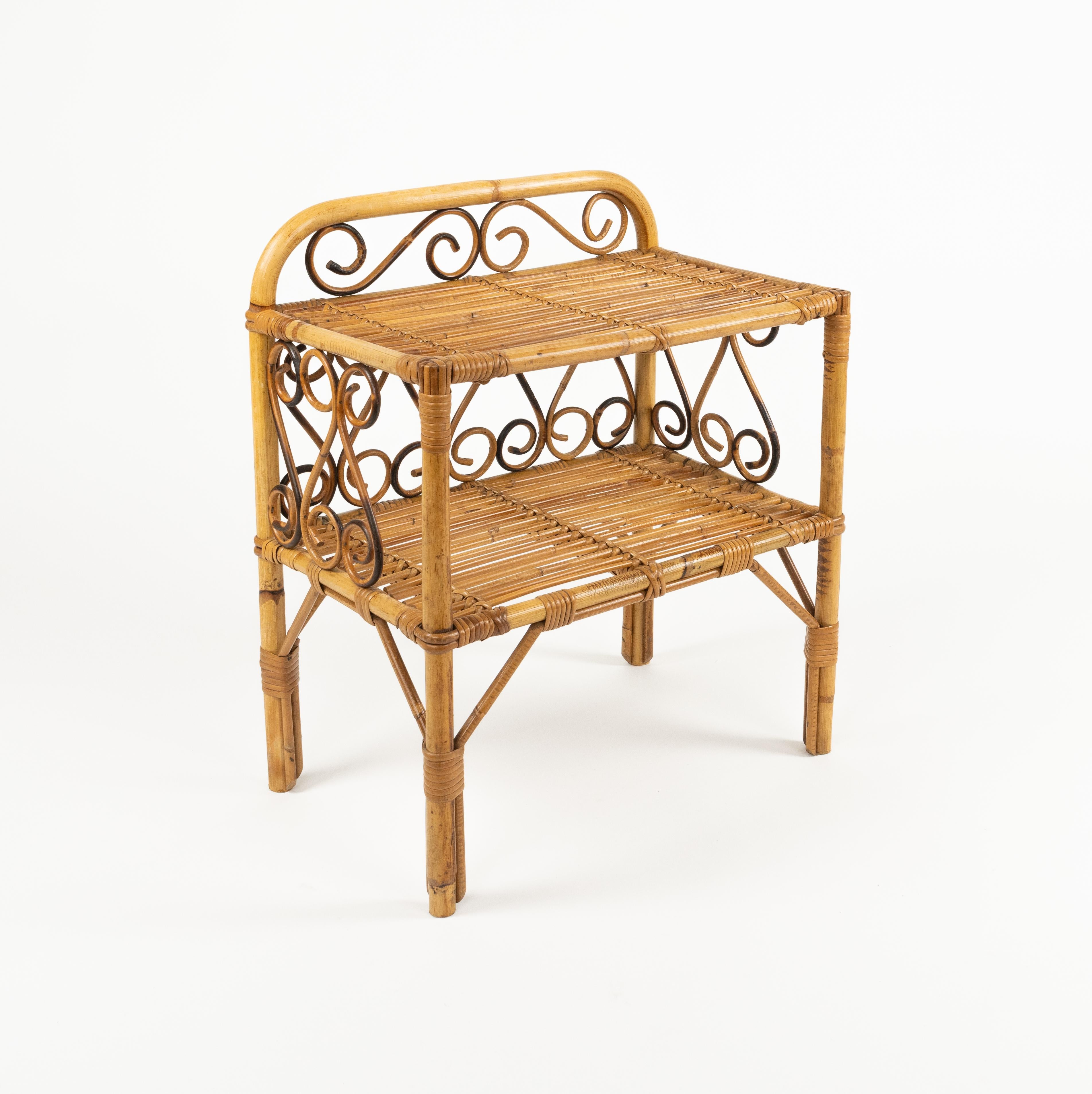 Midcentury amazing side table in rattan and bamboo in the style of Franco Albini.

These stunning bedsides feature a structure made in bamboo with rattan decorations on the sides.

Made in Italy in the 1960s.