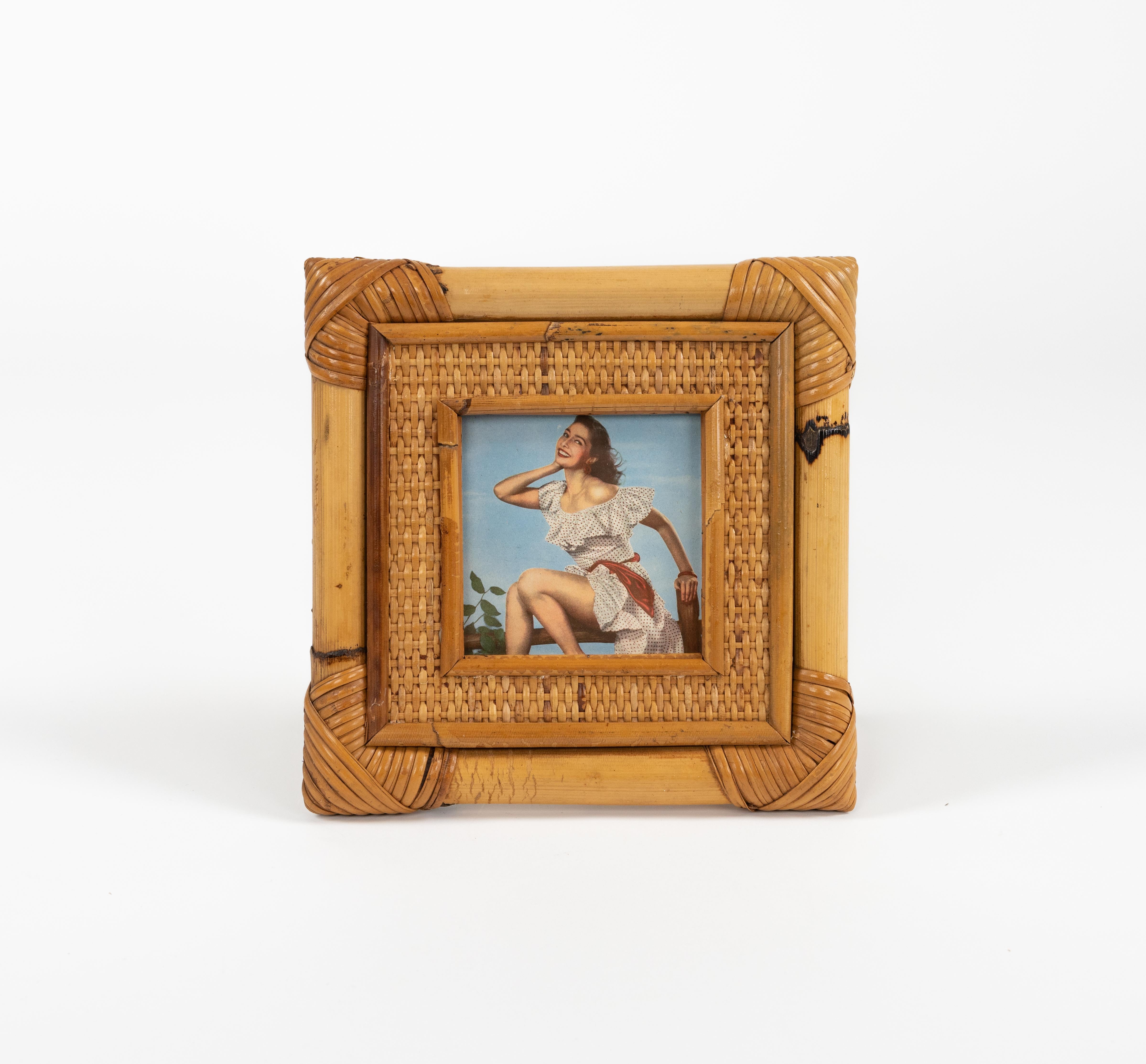 Midcentury beautiful squared picture frame in bamboo, rattan and glass.

Made in Italy in the 1970s.

Perfect desk object or gift idea.