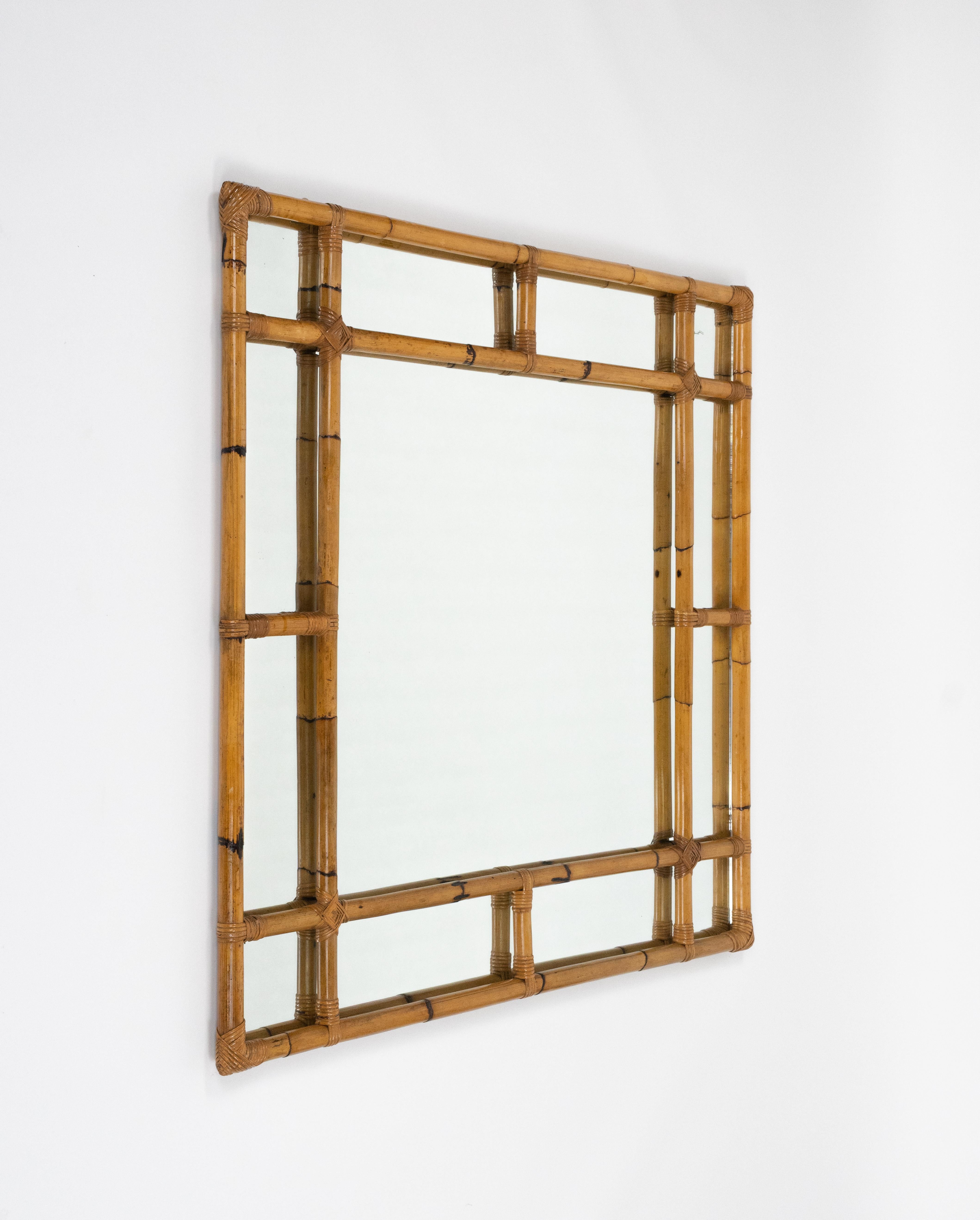 Precioso espejo de pared cuadrado de bambú y ratán de mediados de siglo, atribuido a Vivai del Sud.   

Fabricado en Italia en la década de 1970.  

Vivai del Sud, Gabriella Crespi y Arpex fueron los tres principales estudios de diseño de la Italia