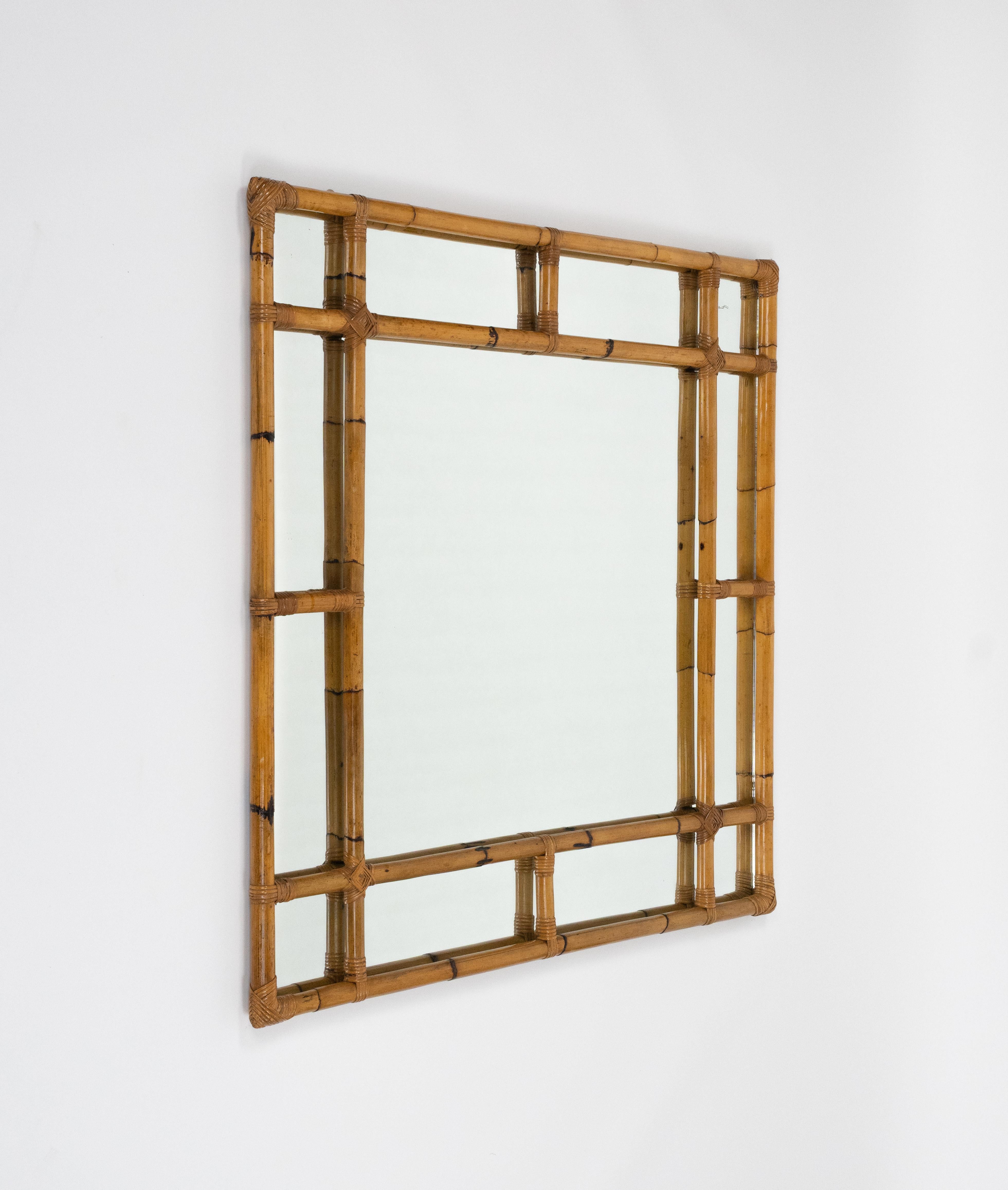 Espejo de pared cuadrado de bambú y ratán de mediados de siglo by Vivai del Sud, Italia Años 70 Moderno de mediados de siglo en venta