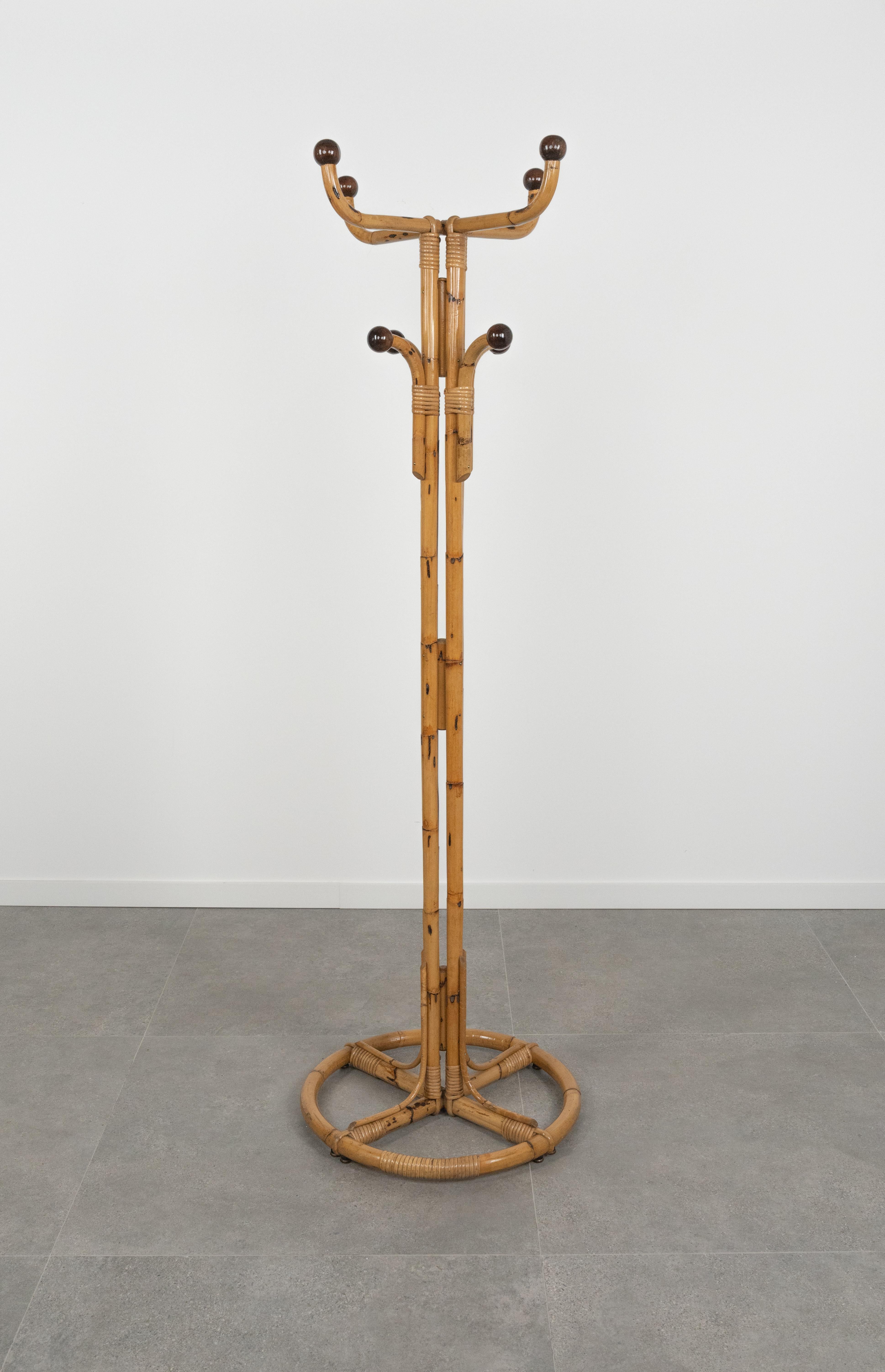 Mid-Century Modern Porte-manteaux sur pied en bambou et rotin du milieu du siècle dernier, Italie, années 1960 en vente