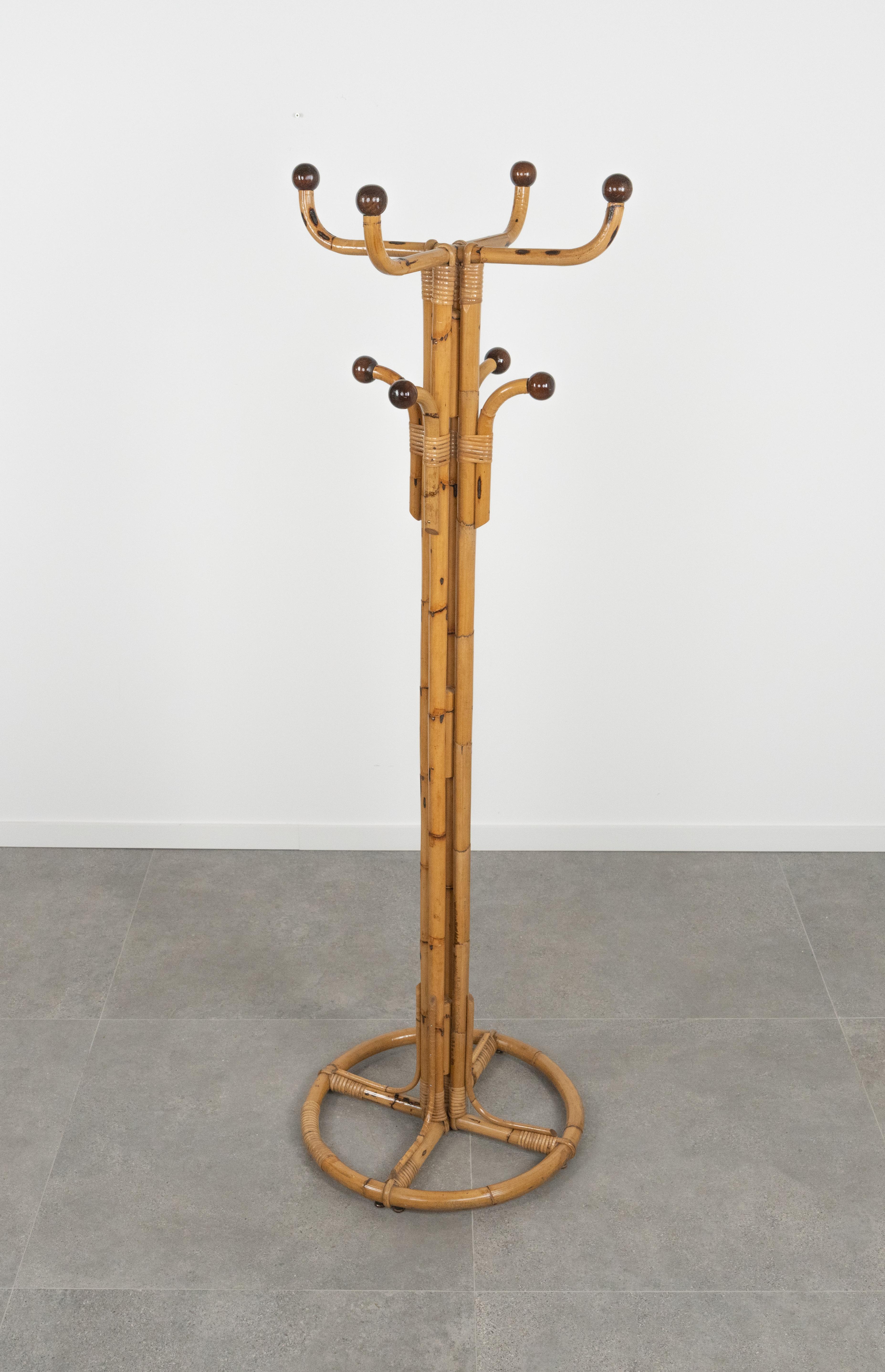 italien Porte-manteaux sur pied en bambou et rotin du milieu du siècle dernier, Italie, années 1960 en vente