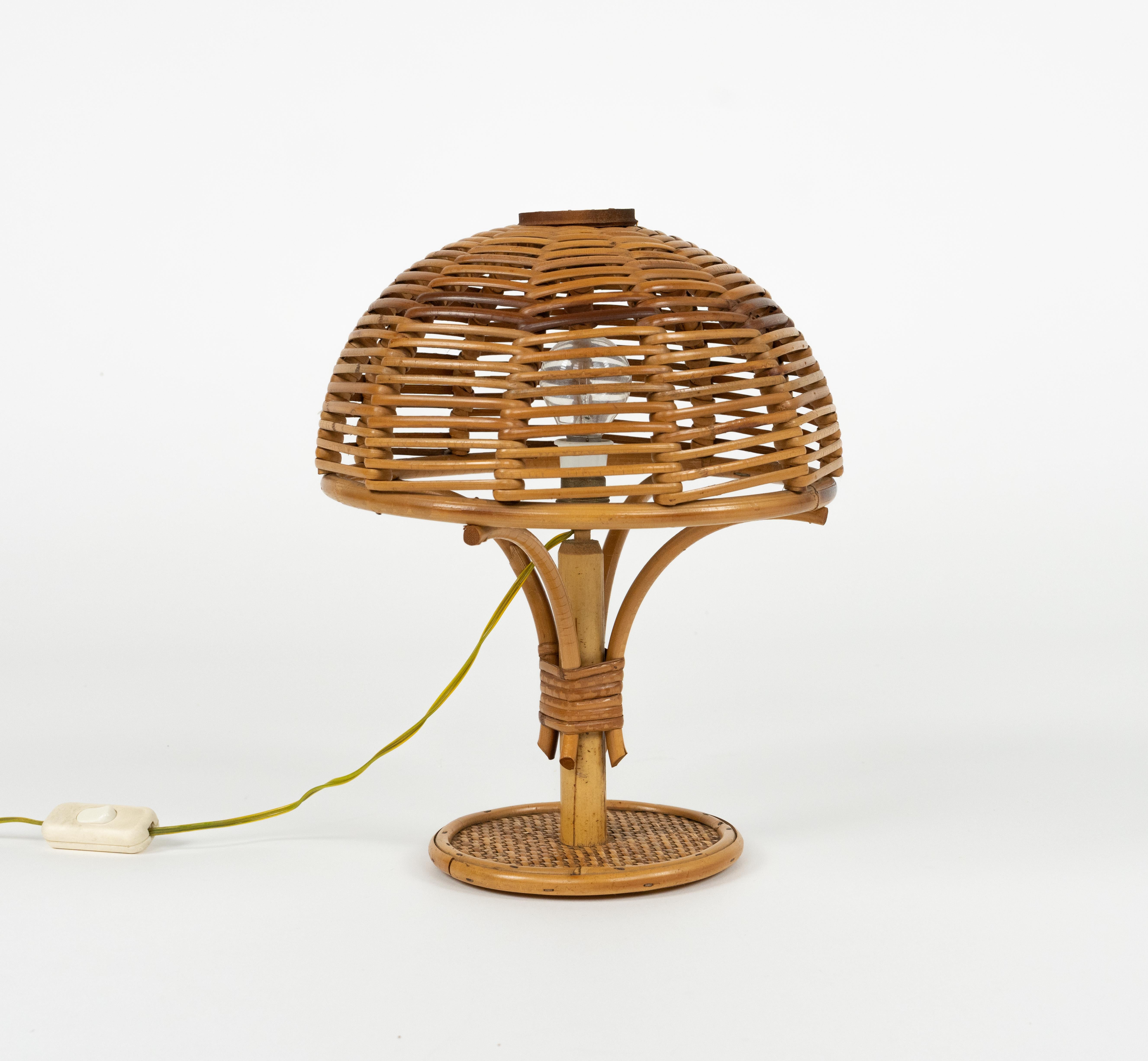 Preciosa lámpara de sobremesa de bambú, ratán y mimbre de mediados de siglo, atribuida a Louis Sognot.  

Fabricado en Italia en la década de 1960.  

Utiliza 1 bombilla. 

Louis Sognot fue un diseñador francés conocido sobre todo por sus elegantes