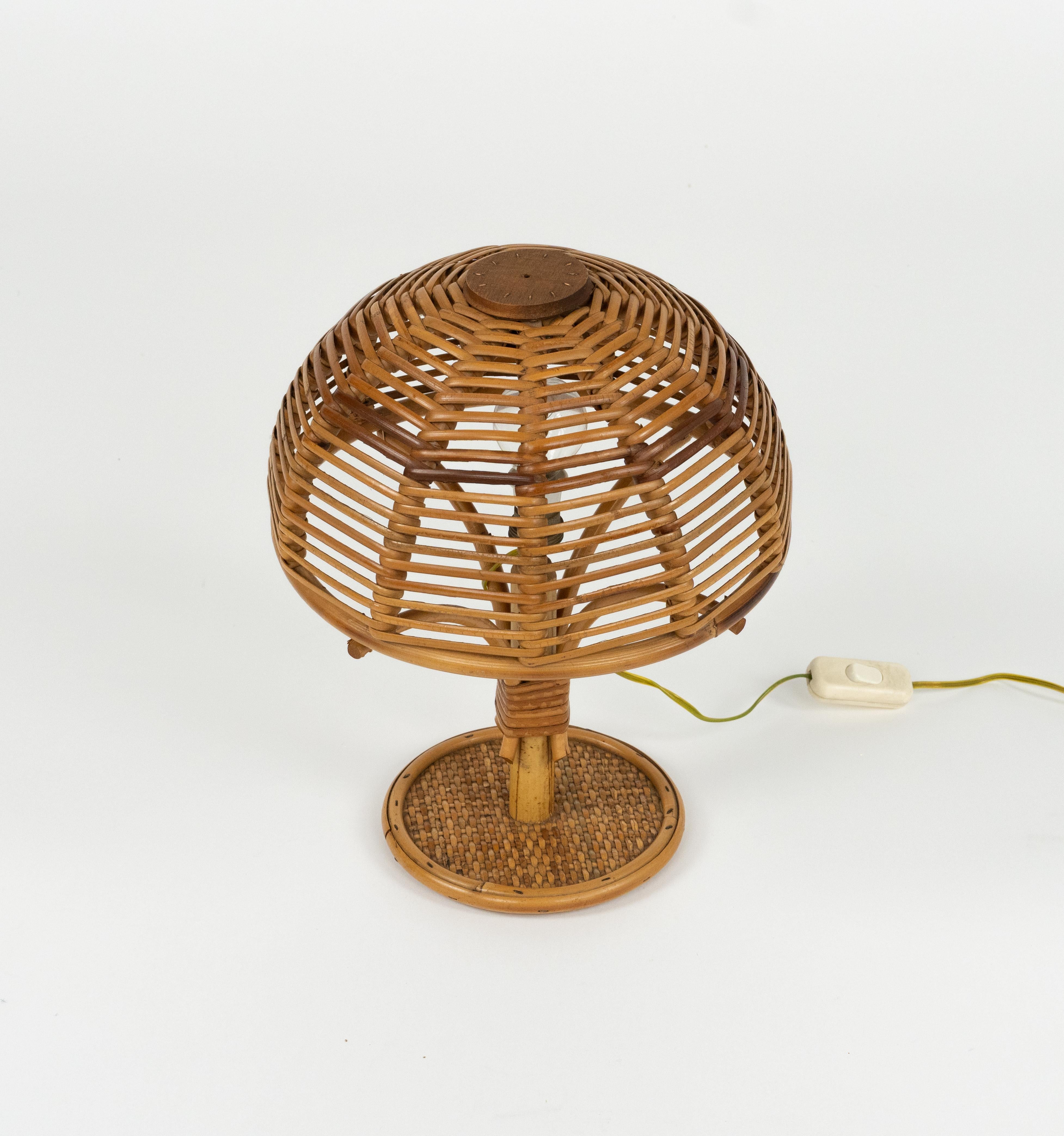 Midcentury Bamboo and Rattan Table Lamp attributed to Louis Sognot, Italy 1960s Italiano en venta