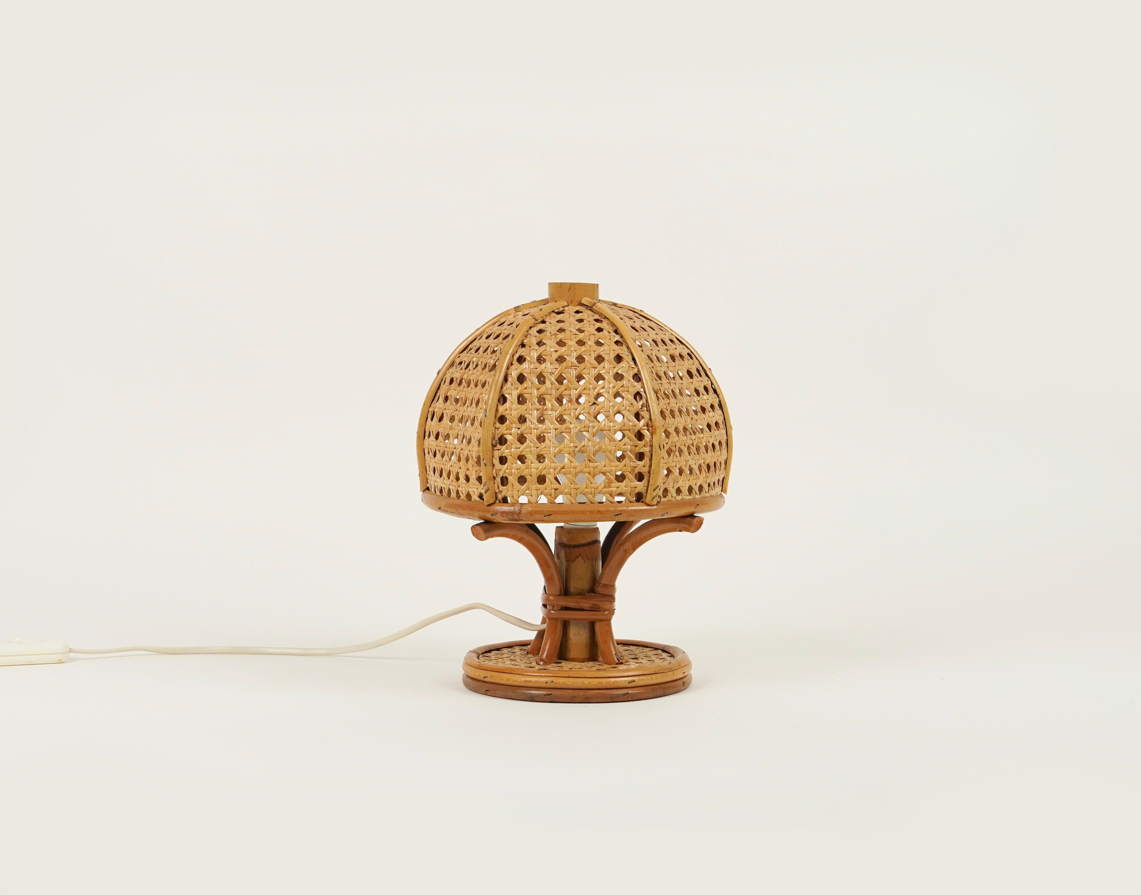 Belle lampe de table en bambou et rotin dans le style de Louis Sognot.

Fabriqué en Italie dans les années 1970.

Louis Sognot était un designer français connu pour ses meubles élégants fabriqués à partir d'une combinaison de rotin et de bois.