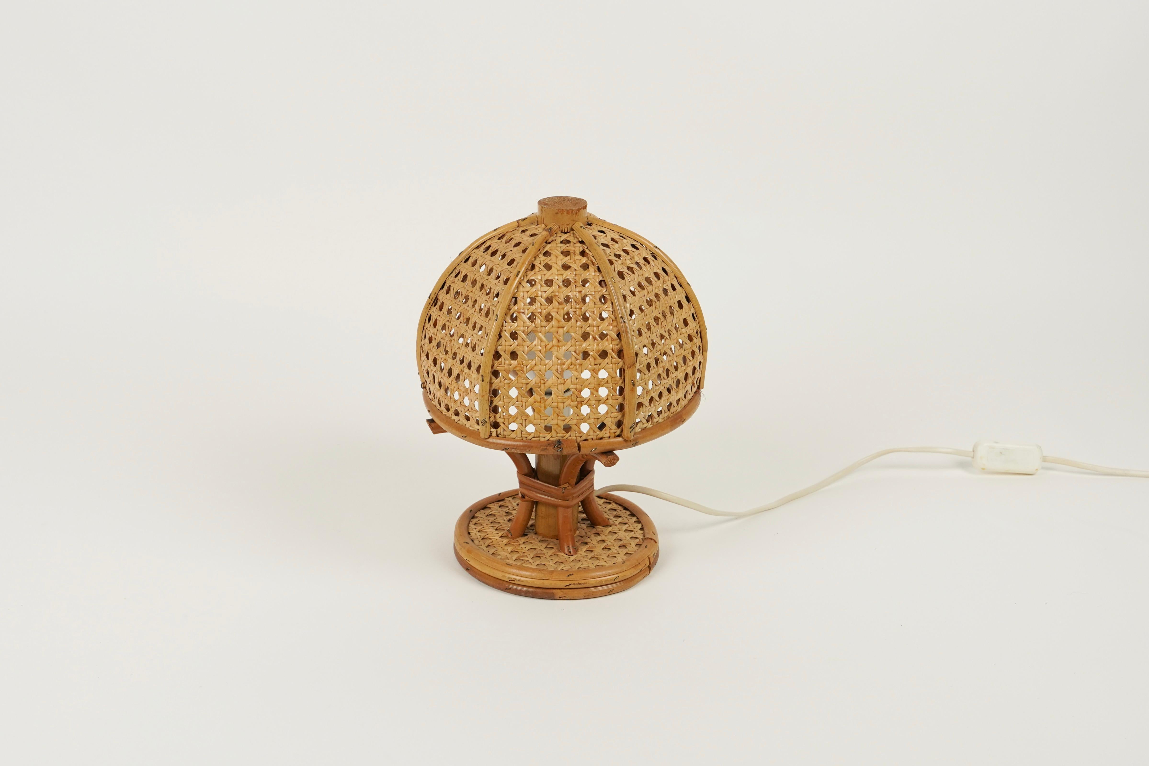 Midcentury Bamboo and Rattan Table Lamp Louis Sognot Style, Italy, 1970s In Good Condition For Sale In Rome, IT