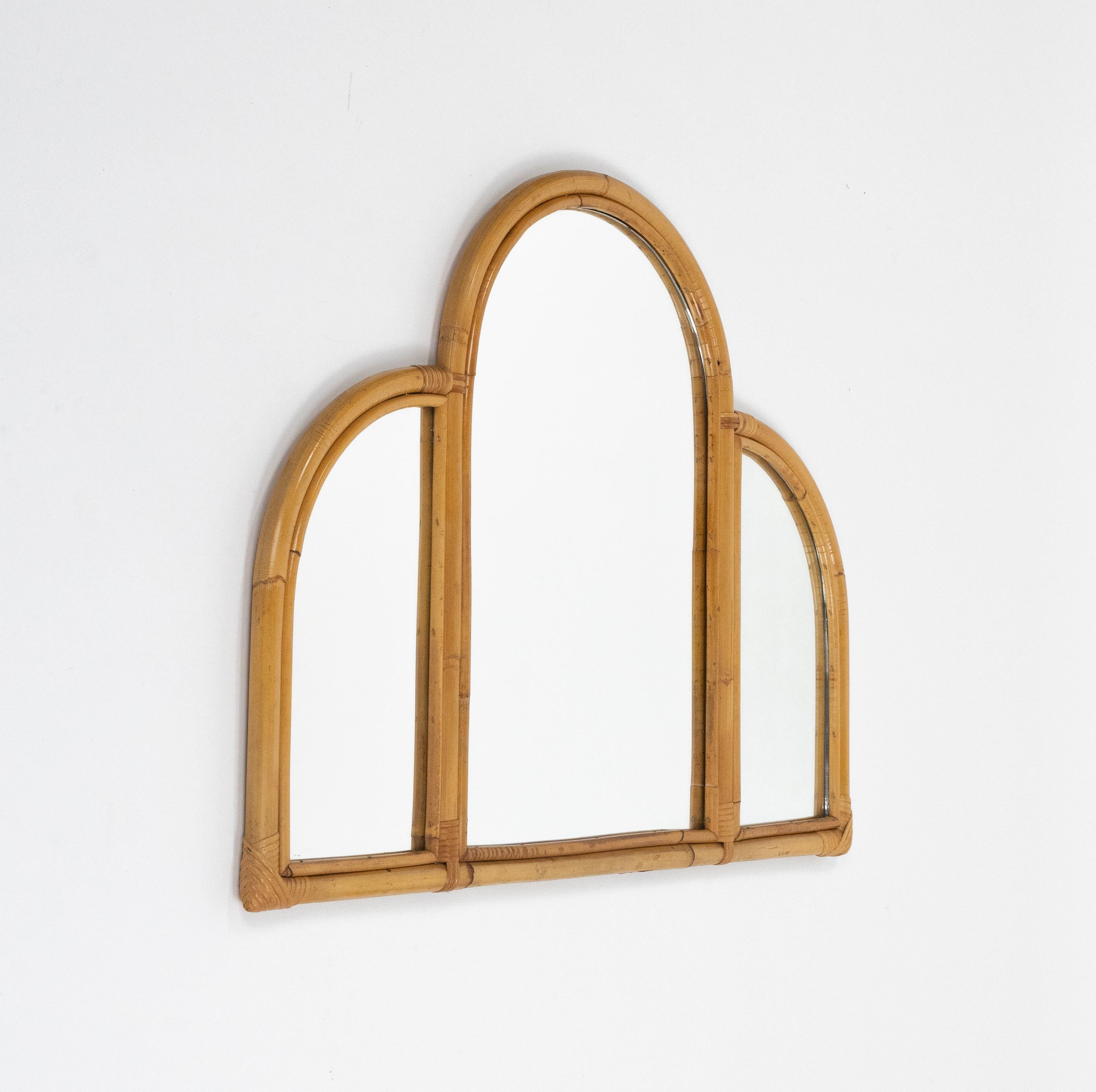 Midcentury beautiful wall mirror composed of three arches in bamboo and rattan.

Made in Italy in the 1970s.