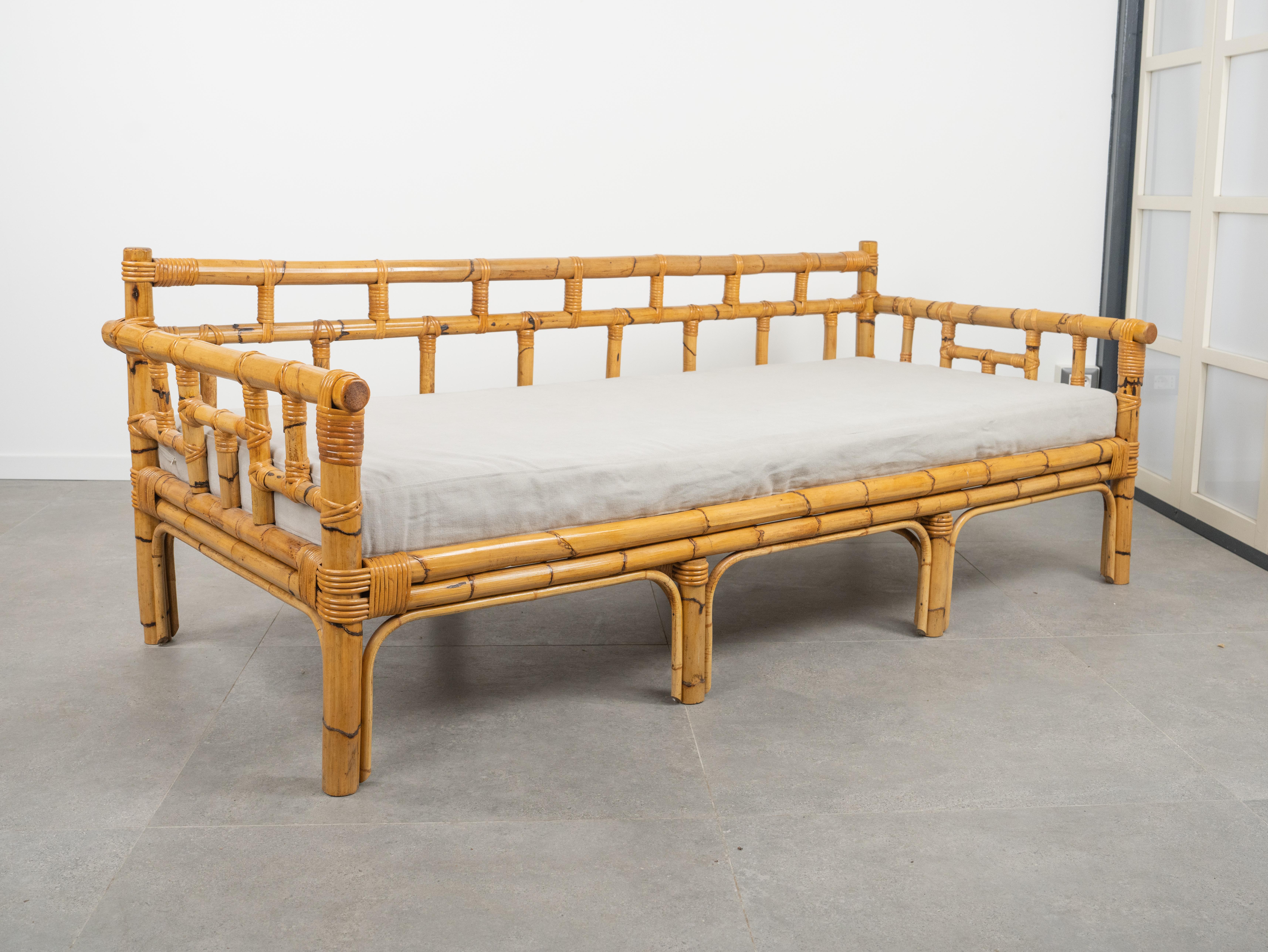 Midcentury amazing three-seat sofa in bamboo, rattan and wood by Vivai Del Sud.

Made in Italy in the 1970s.

It can be used as sofa or sofa bed.

Vivai del sud, Gabriella Crespi and Arpex were the three leading design studios in 1970s Italy