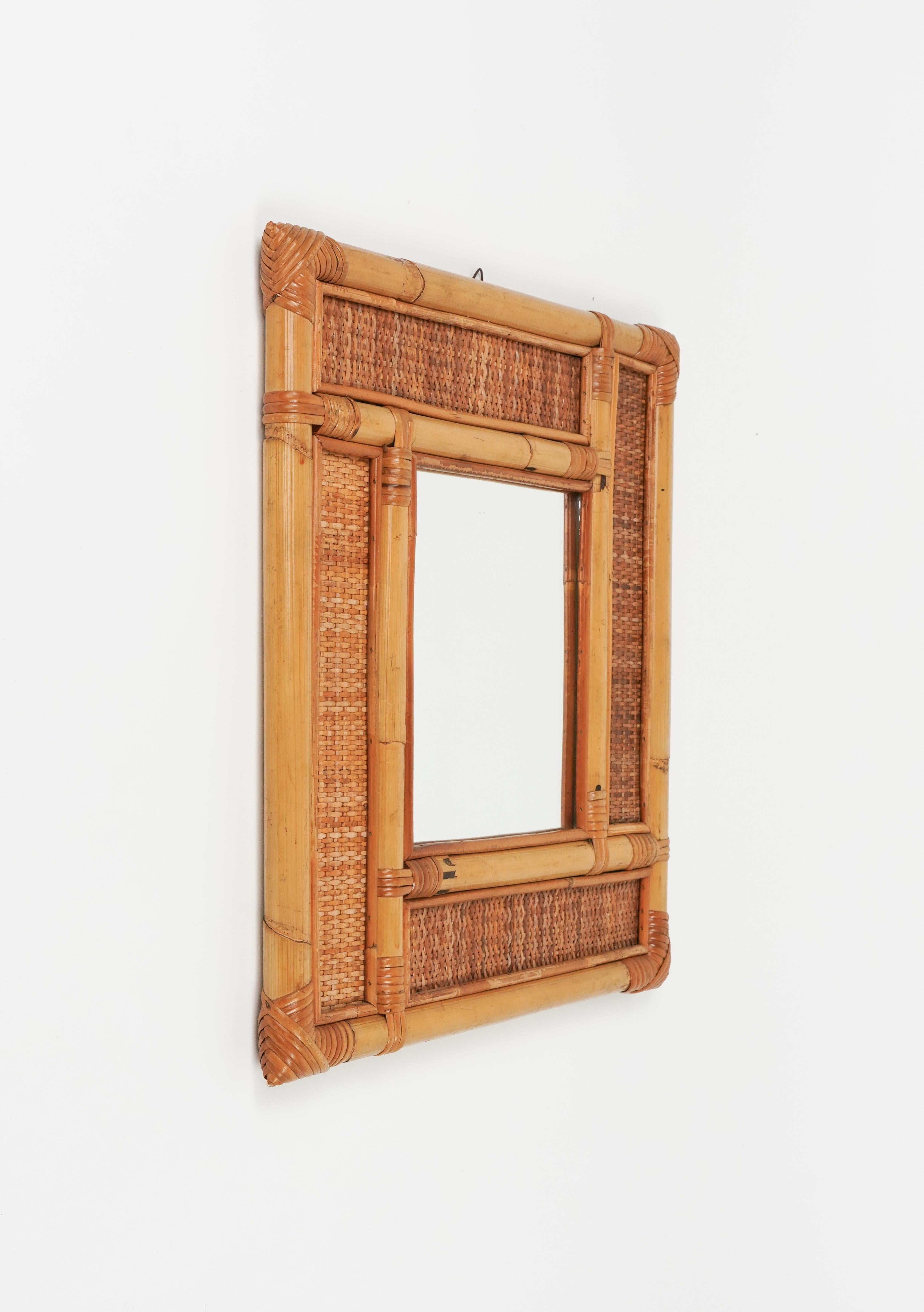 Midcentury beautiful wall mirror in rattan and bamboo in the style of Vivai Del Sud.

Made in Italy in the 1970s.