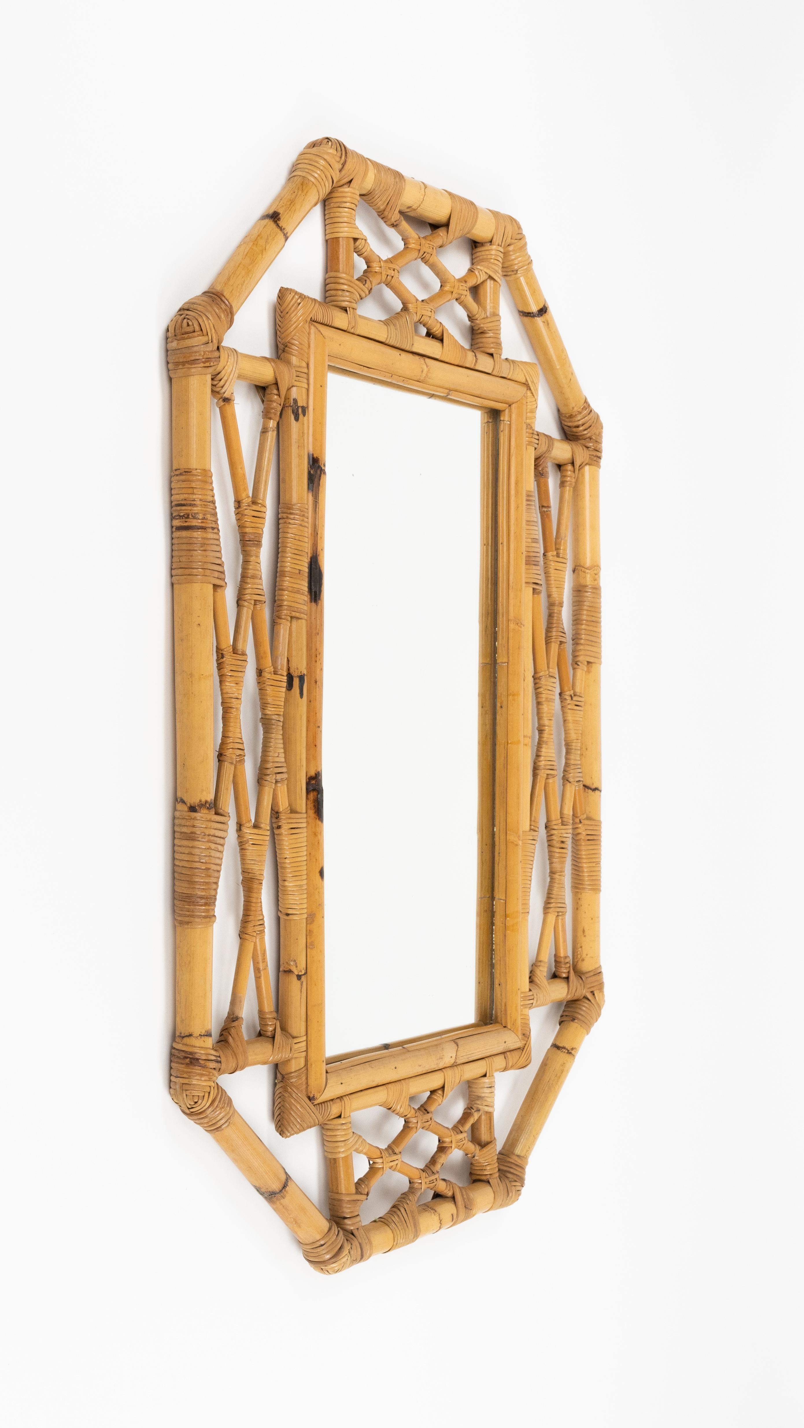 Midcentury amazing geometric wall mirror in bamboo and rattan attributed to Vivai Del Sud.

Made in Italy in the 1970s.

Vivai del sud, Gabriella Crespi and Arpex were the three leading design studios in 1970s Italy specialized in this high-end