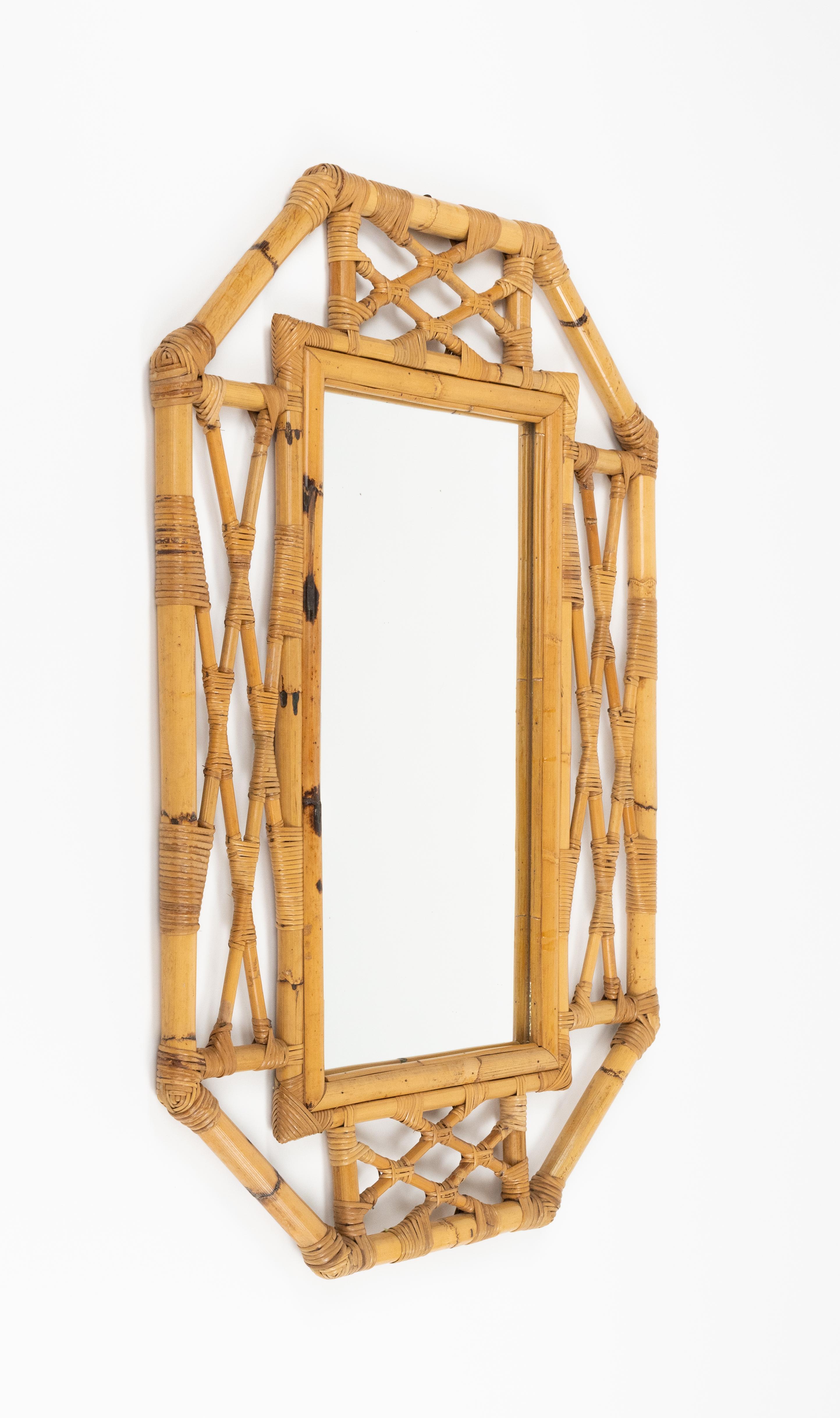 Espejo de pared de bambú y ratán de mediados de siglo Estilo Vivai del Sud, Italia Años 70 Moderno de mediados de siglo en venta