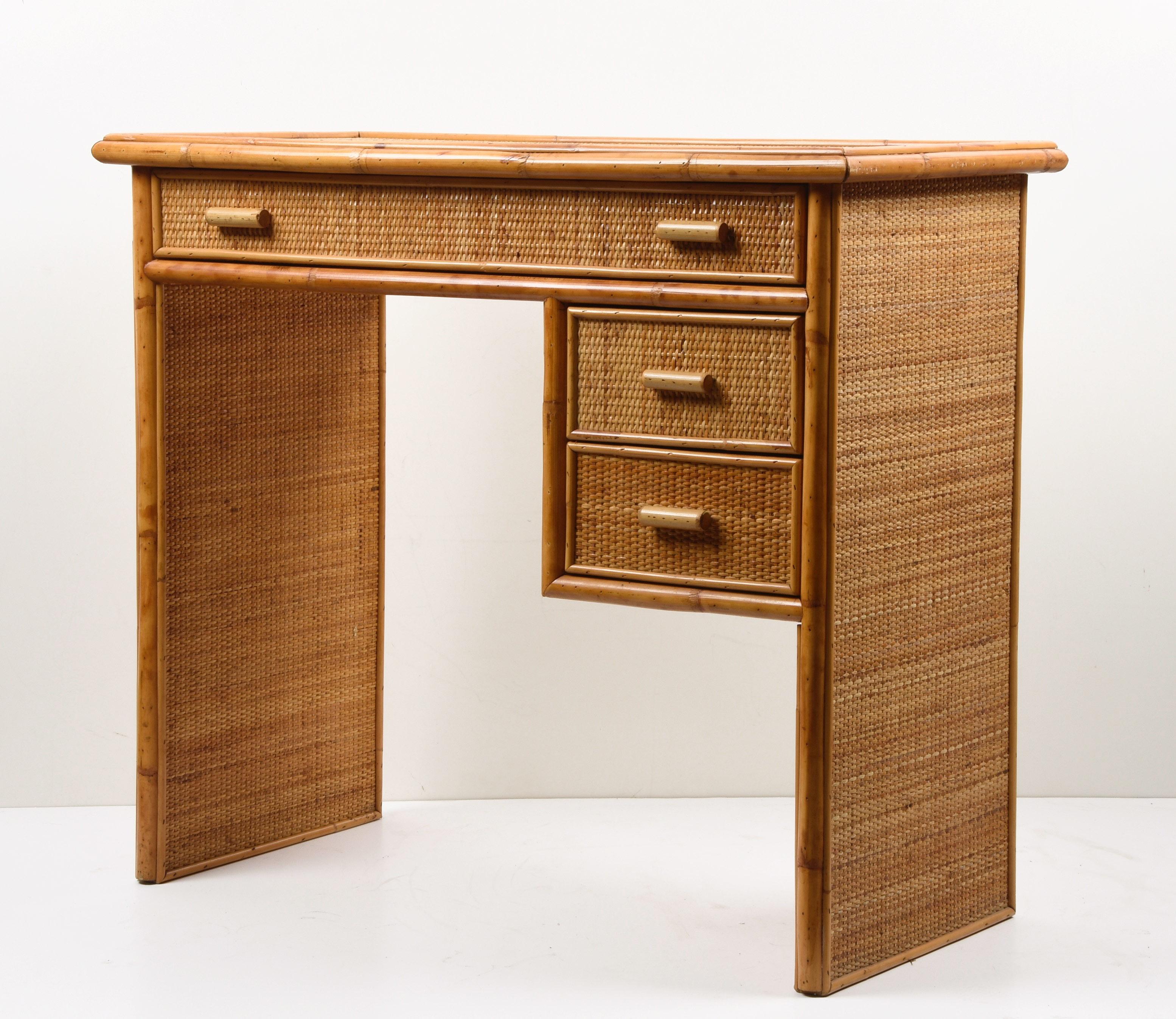 Midcentury Bamboo and Wicker Italian Desk with Drawers, 1980s In Good Condition In Roma, IT