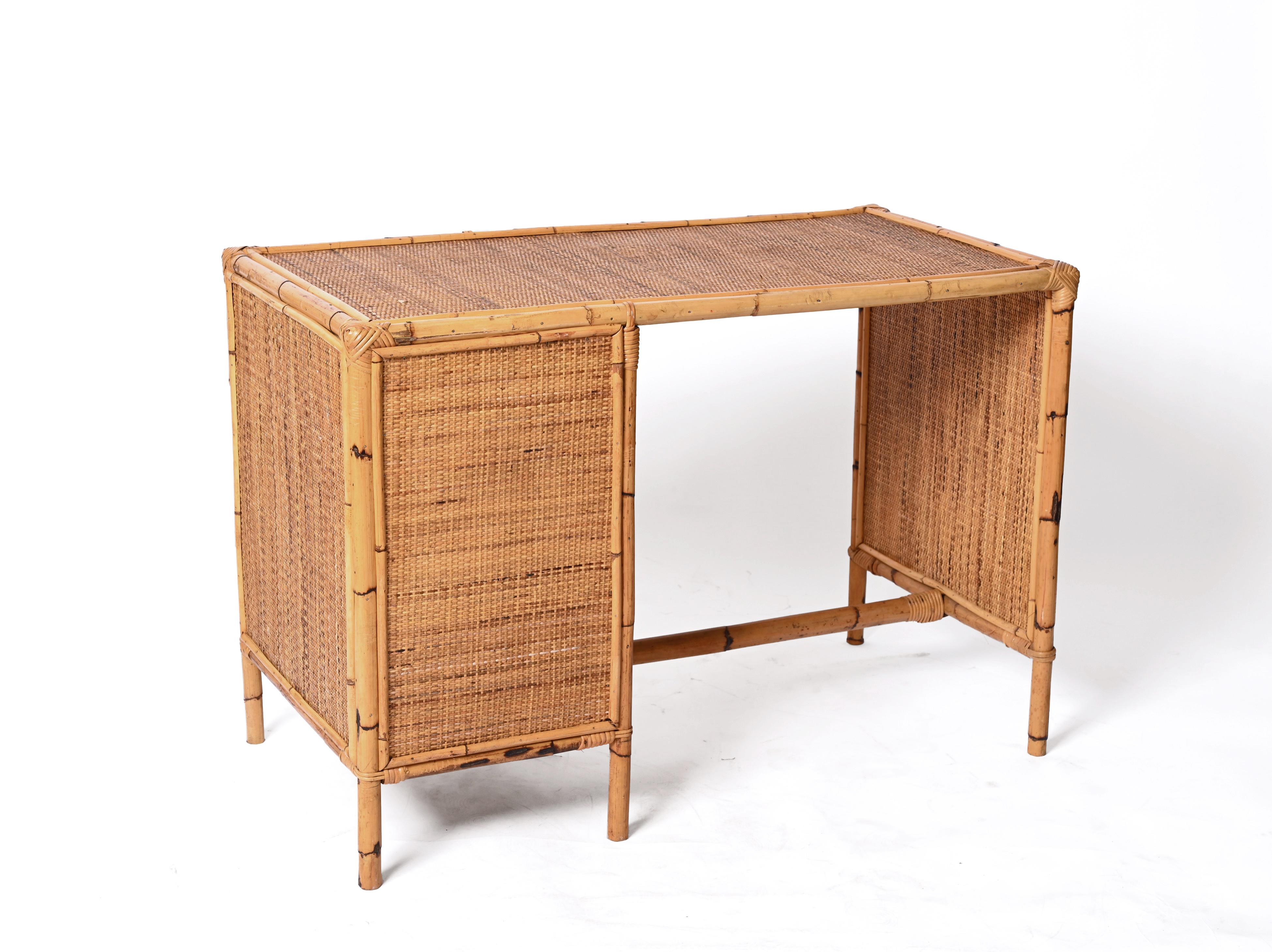 Mid-Century Bamboo and Wicker Italian Desk with Drawers, Italy, 1980s In Good Condition In Roma, IT