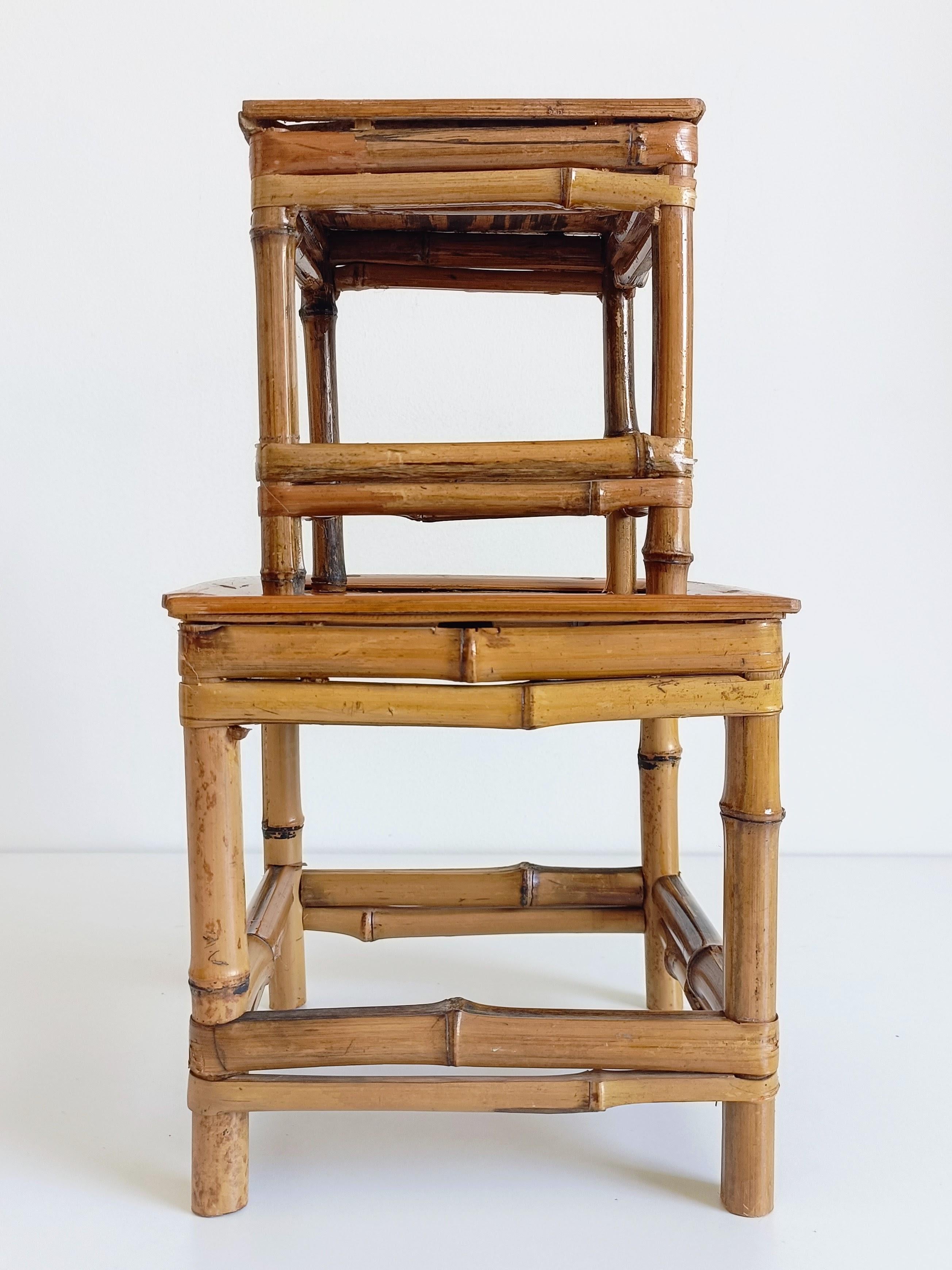Pequeños pedestales o mesas de centro de bambú y madera de mediados de siglo, Francia, años 50 en Bueno estado para la venta en Valencia, VC