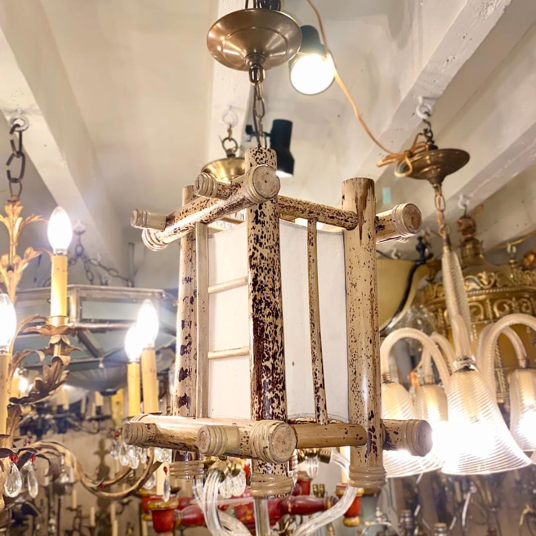 Farol de bambú americano de hacia 1960 con luces interiores.

Medidas:
Caída: 22
Altura sólo del cuerpo: 14
Anchura/profundidad: 12
