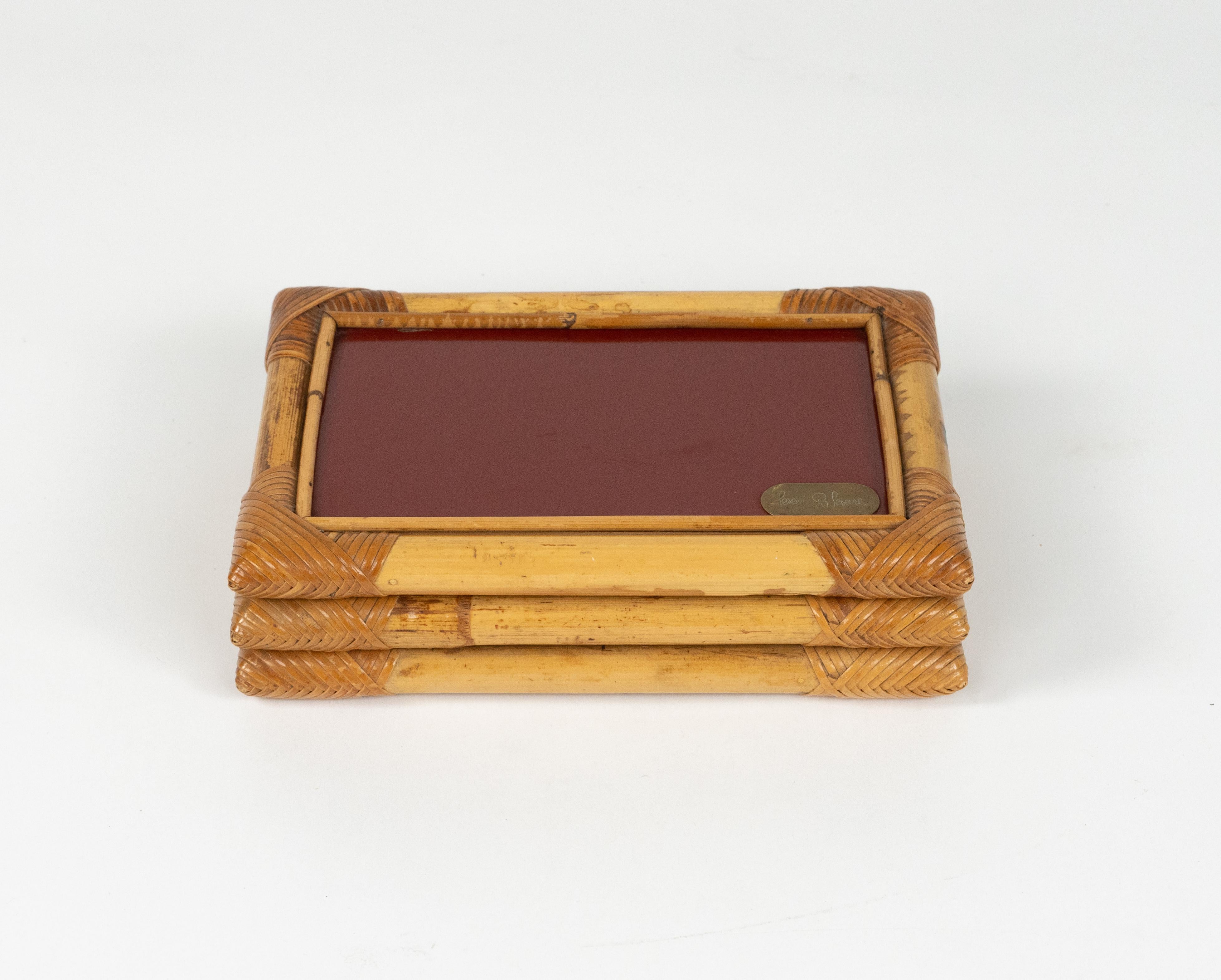 Schöne rechteckige Deko-Box aus Bambus, Rattan und rotem Bakelit von Cesare Di Cesare aus der Mitte des Jahrhunderts.  

Hergestellt in Italien in den 1970er Jahren.

Das originale Label ist noch angebracht, wie auf den Bildern zu sehen ist.
