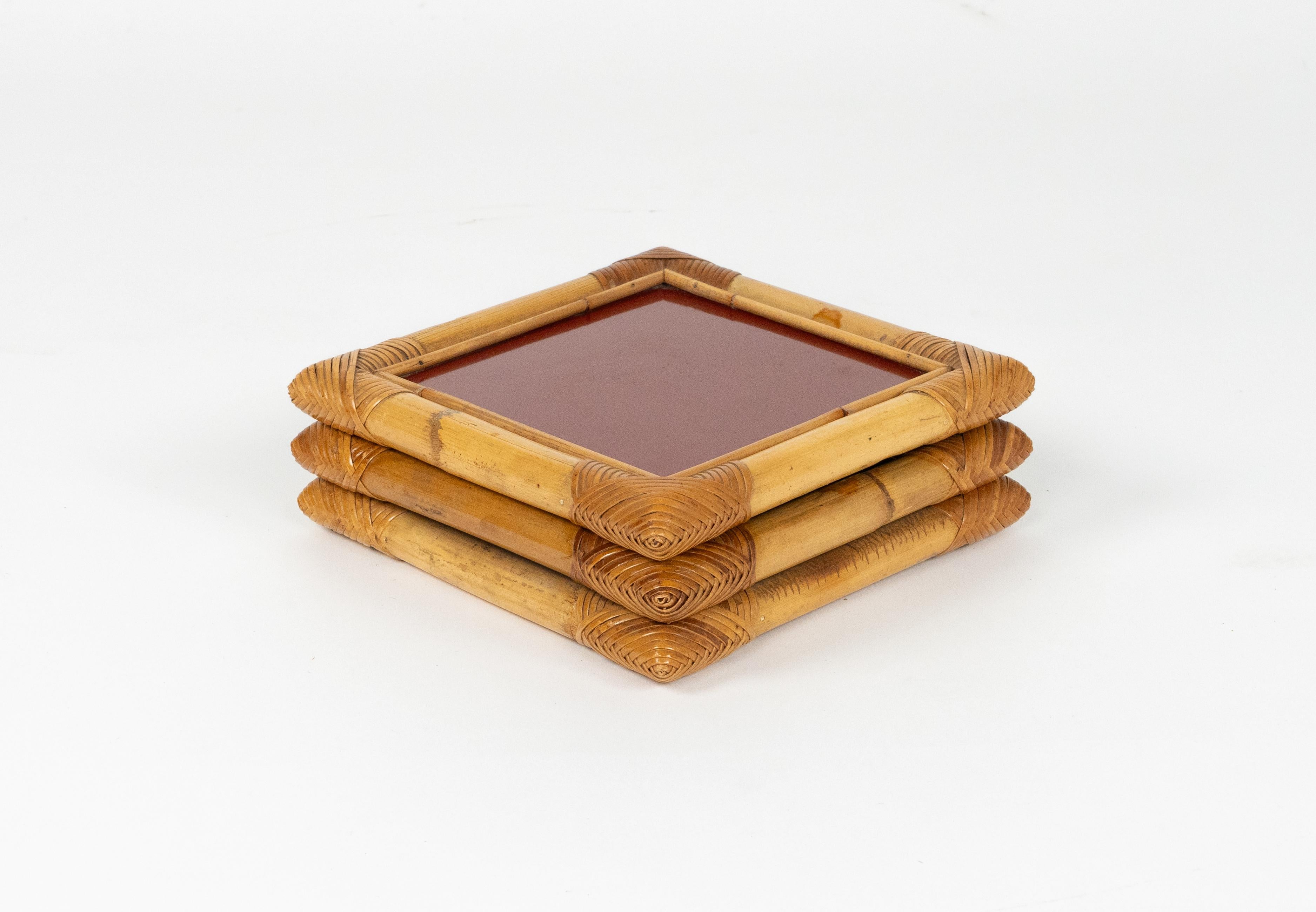 Schöne quadratische Deko-Box aus Bambus, Rattan und rotem Bakelit von Cesare Di Cesare aus der Mitte des Jahrhunderts.   

Hergestellt in Italien in den 1970er Jahren.  

Das originale Label ist noch angebracht, wie auf den Bildern zu sehen ist.