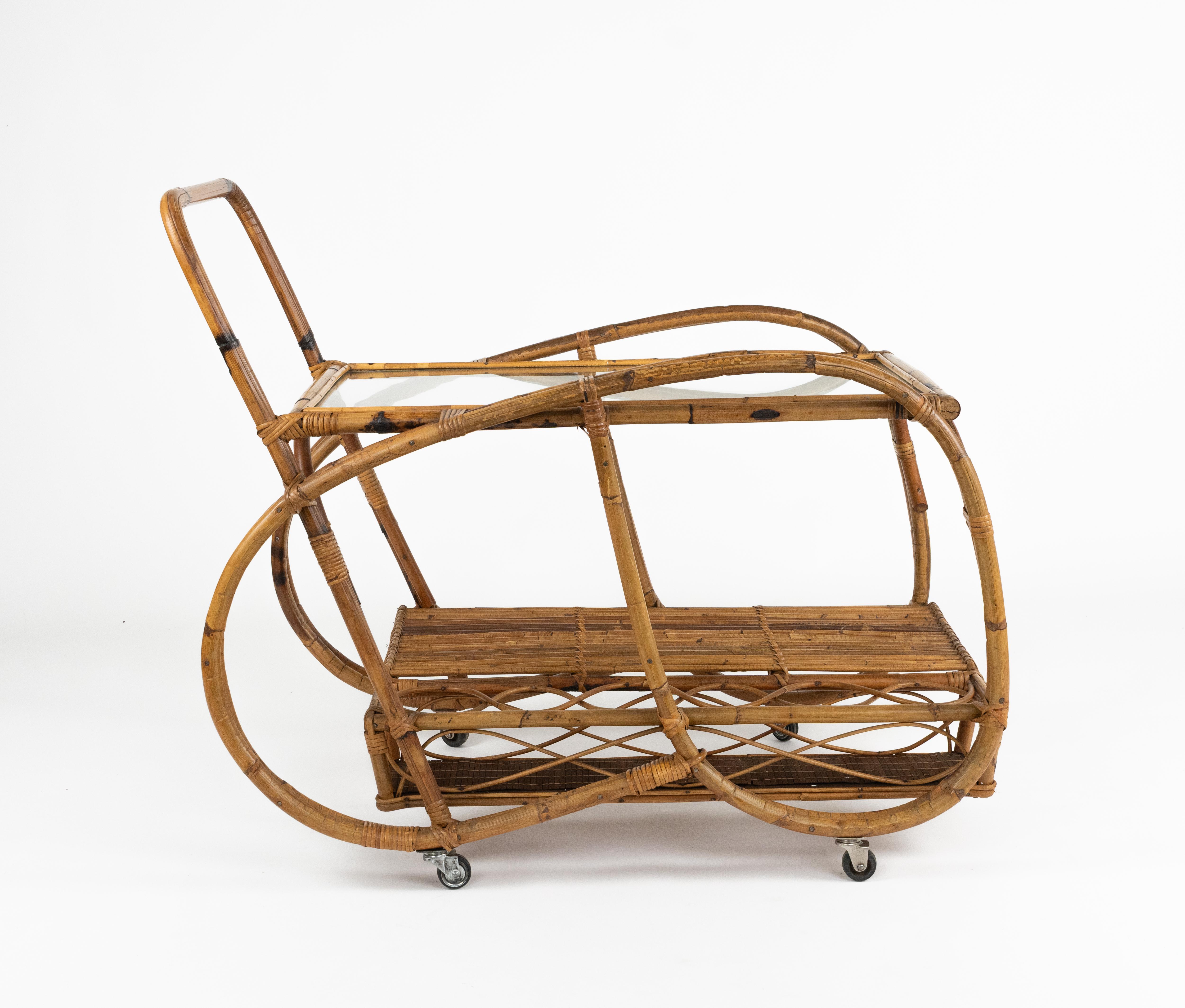 Erstaunlicher Barwagen aus der Mitte des Jahrhunderts aus Rattan, gebogenem Bambus und Glas mit sechs Flaschenhaltern.

Hergestellt in Italien in den 1960er Jahren.
