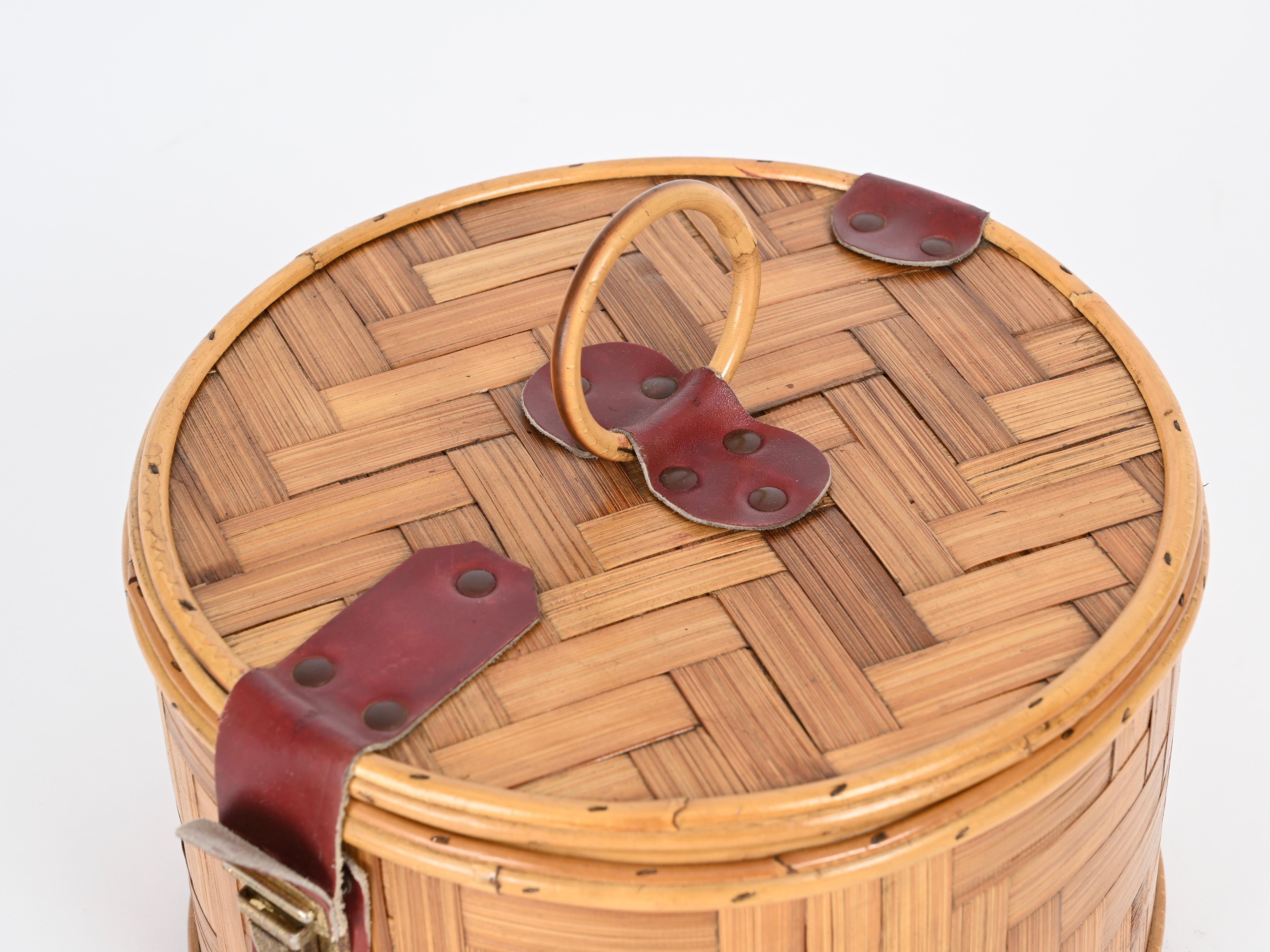 Bolso cesto decorativo italiano de bambú, ratán y cuero de mediados de siglo, años 60 en Bueno estado para la venta en Roma, IT