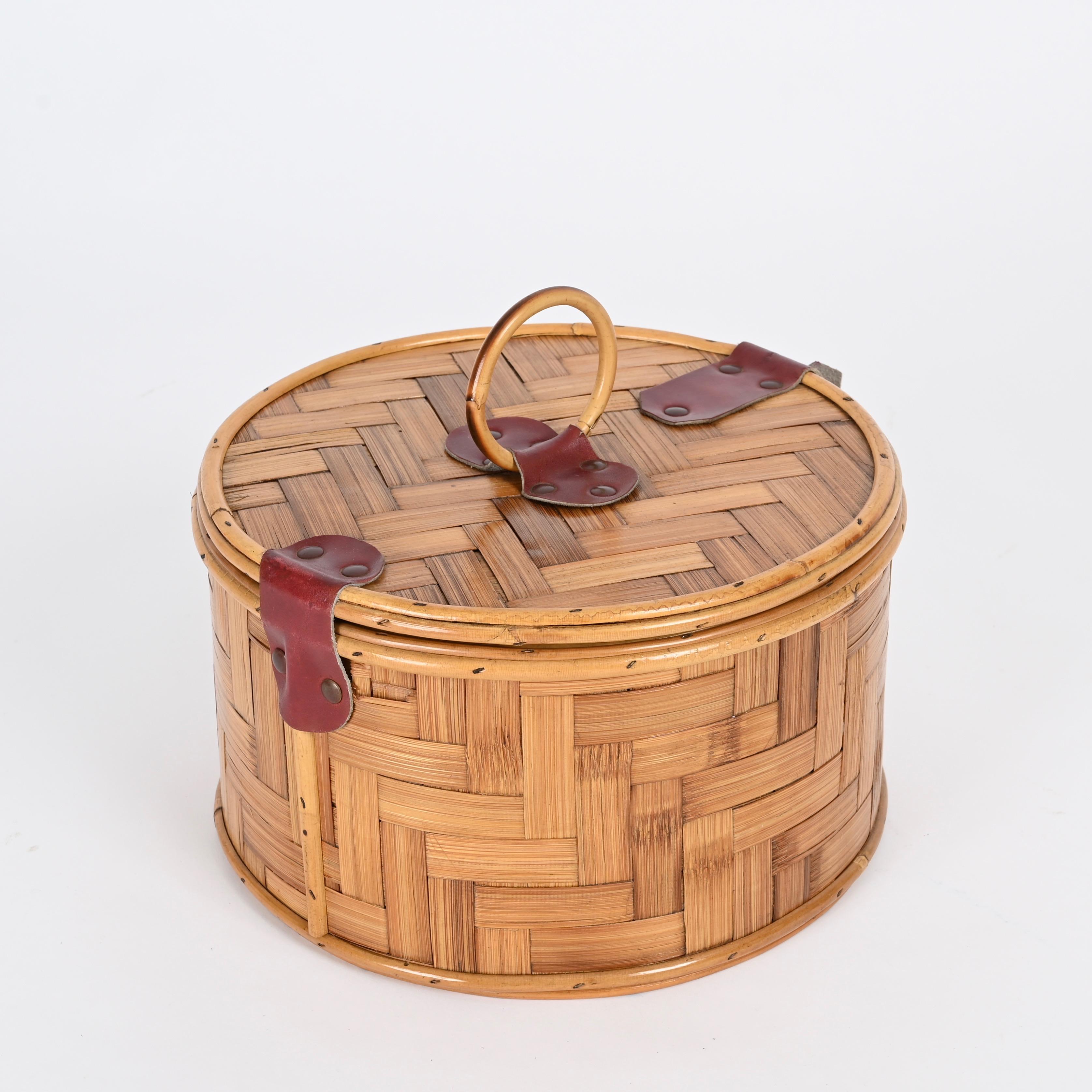 Bolso cesto decorativo italiano de bambú, ratán y cuero de mediados de siglo, años 60 Latón en venta
