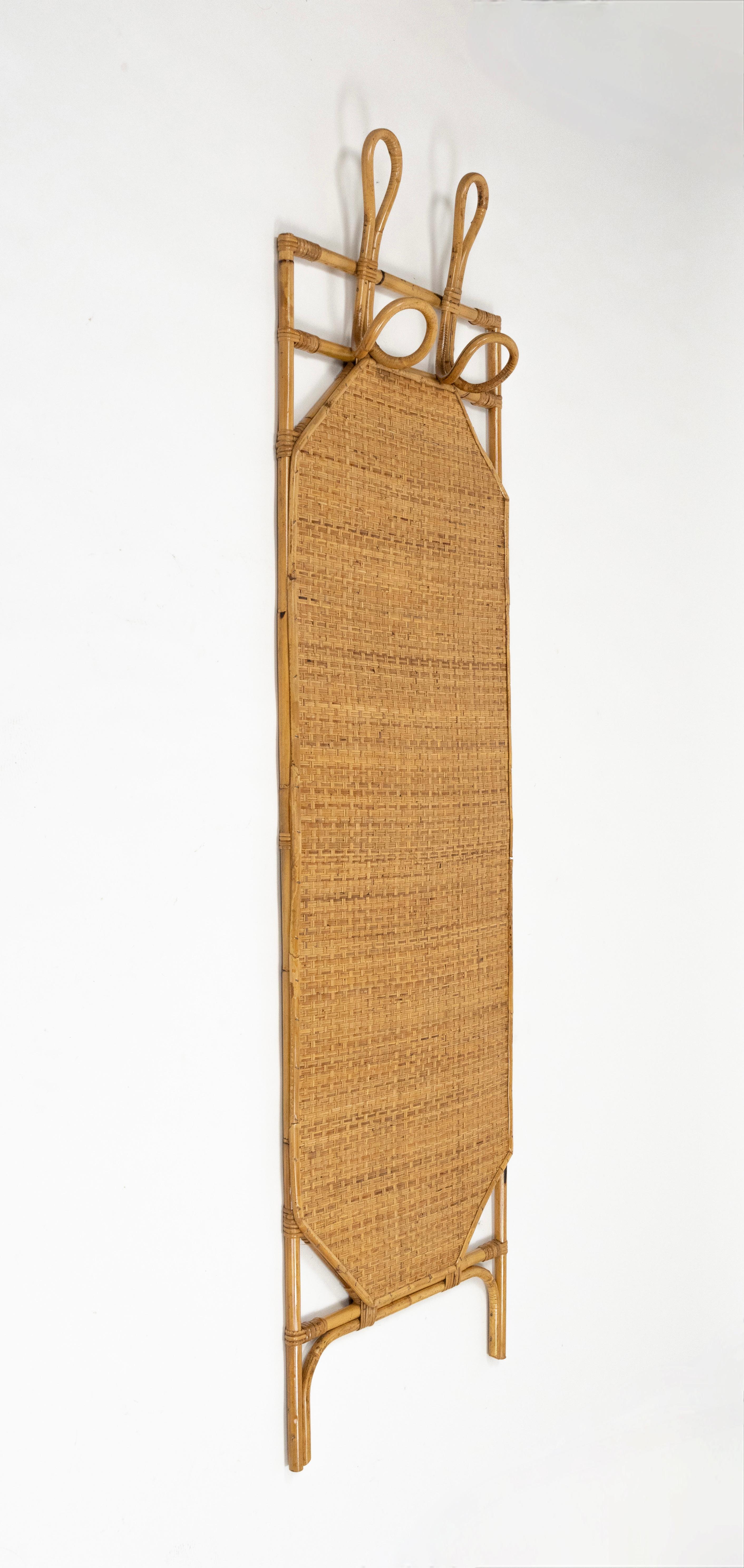 Appendiabiti da parete con due ganci in bambù, rattan e vimini nello stile di Olaf von Bohr.

Prodotto in Italia negli anni '1960.