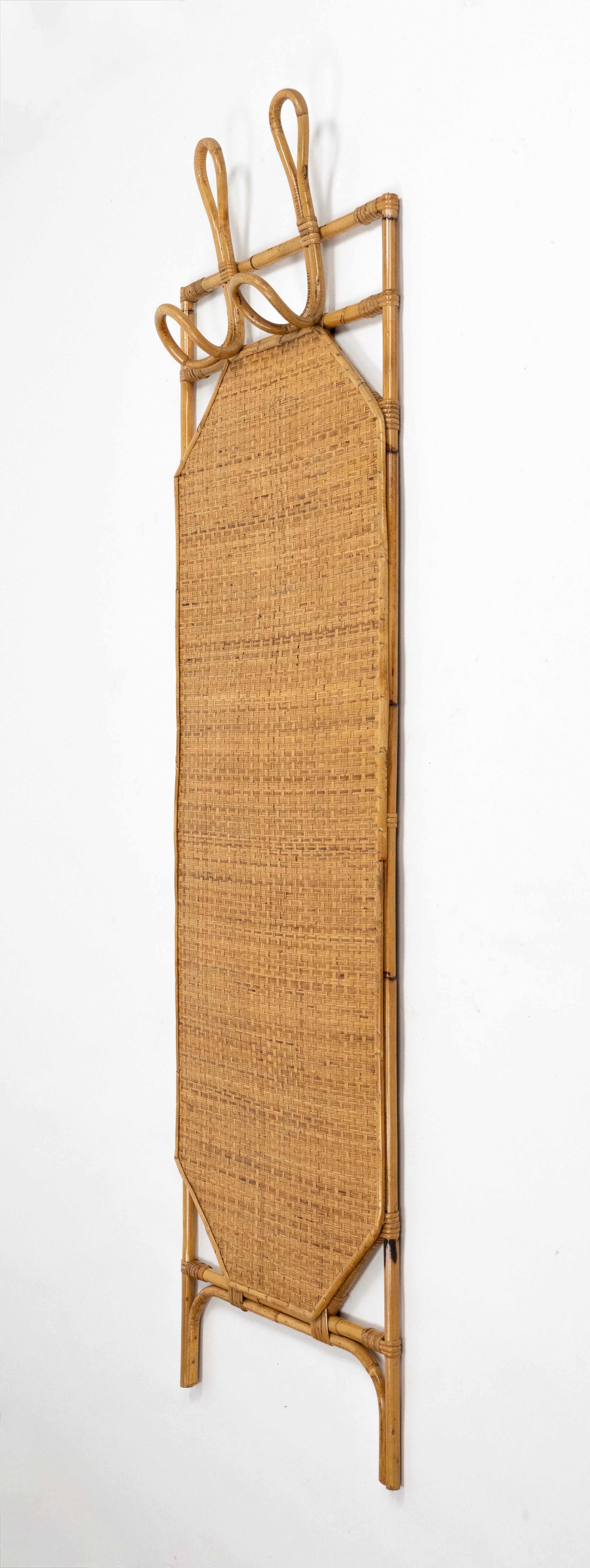 Fatto a mano Appendiabiti Midcentury in bambù, rattan e vimini stile Olaf von Bohr, Italia anni '60 in vendita