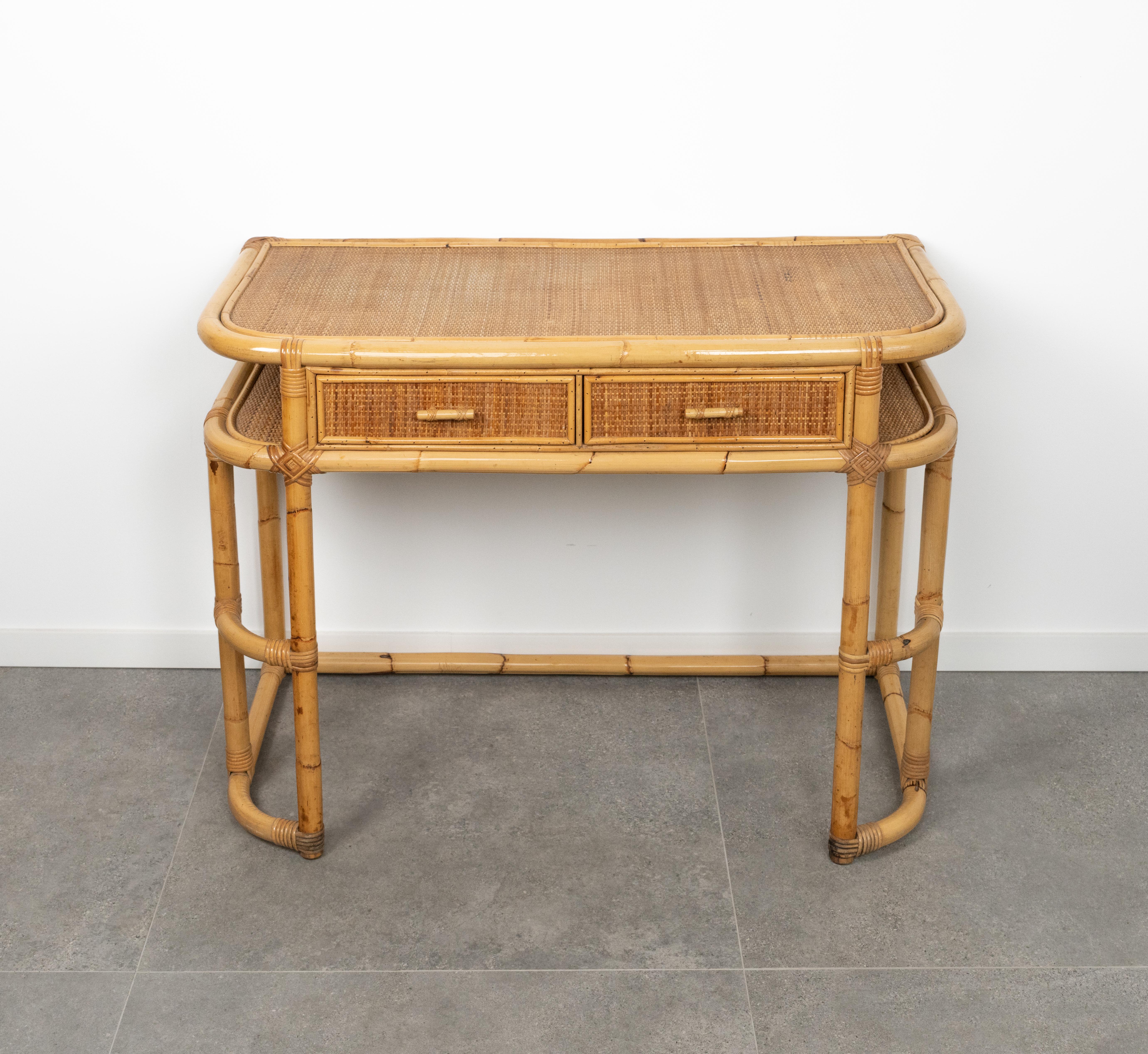 Midcentury beautiful Italian writing table or desk in bamboo, rattan and wicker with two drawers.

Made in Italy in the 1970s.