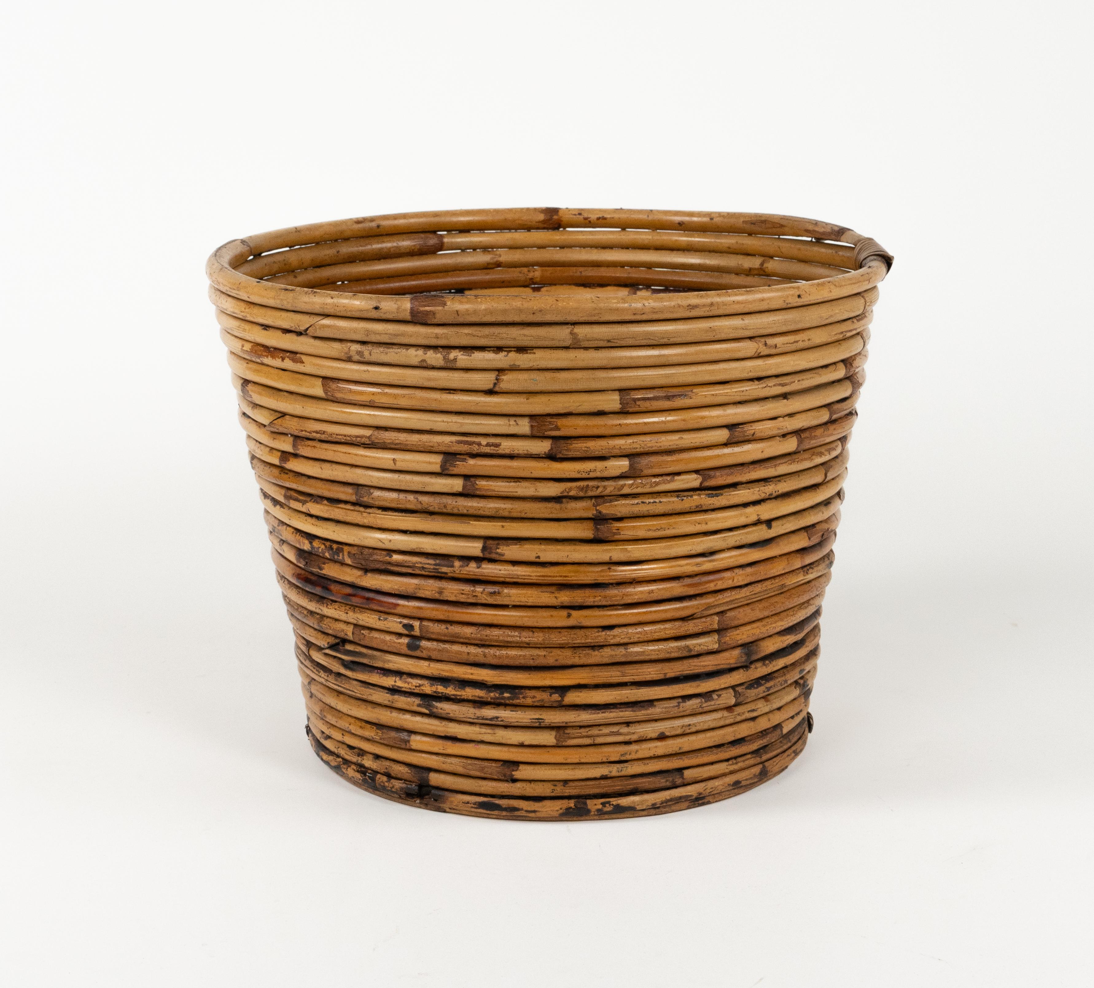 Magnifique panier ou porte-plante en bambou et rotin datant du milieu du siècle dernier, attribué à Vivai Del Sud.

Fabriqué en Italie dans les années 1970.

Vivai del sud, Gabriella Crespi et Arpex étaient les trois principaux studios de design de