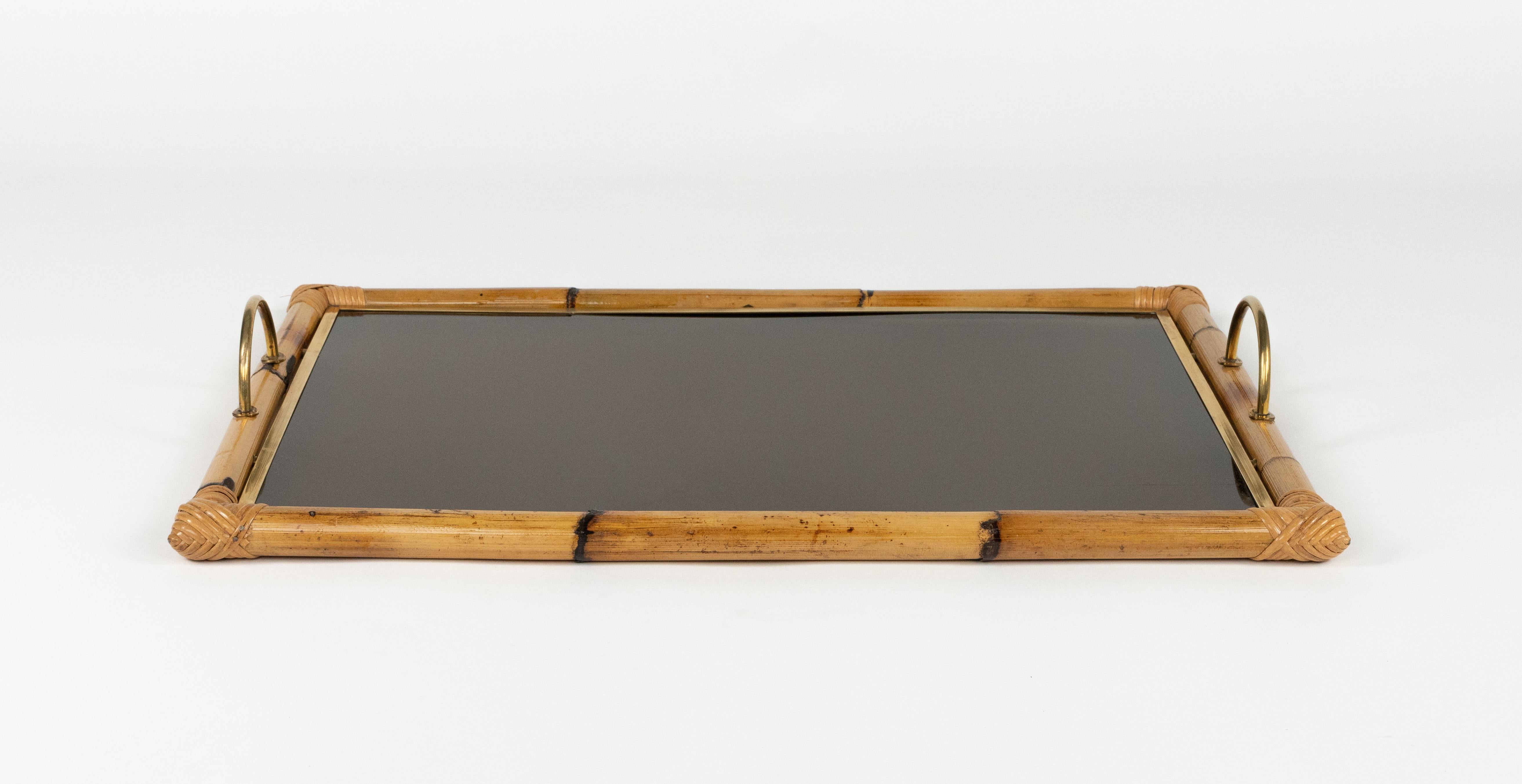 Maravillosa bandeja rectangular de mediados de siglo para servir, de bambú, ratán y lucite ahumado, con asas de latón.

Fabricado en Italia en la década de 1970.
