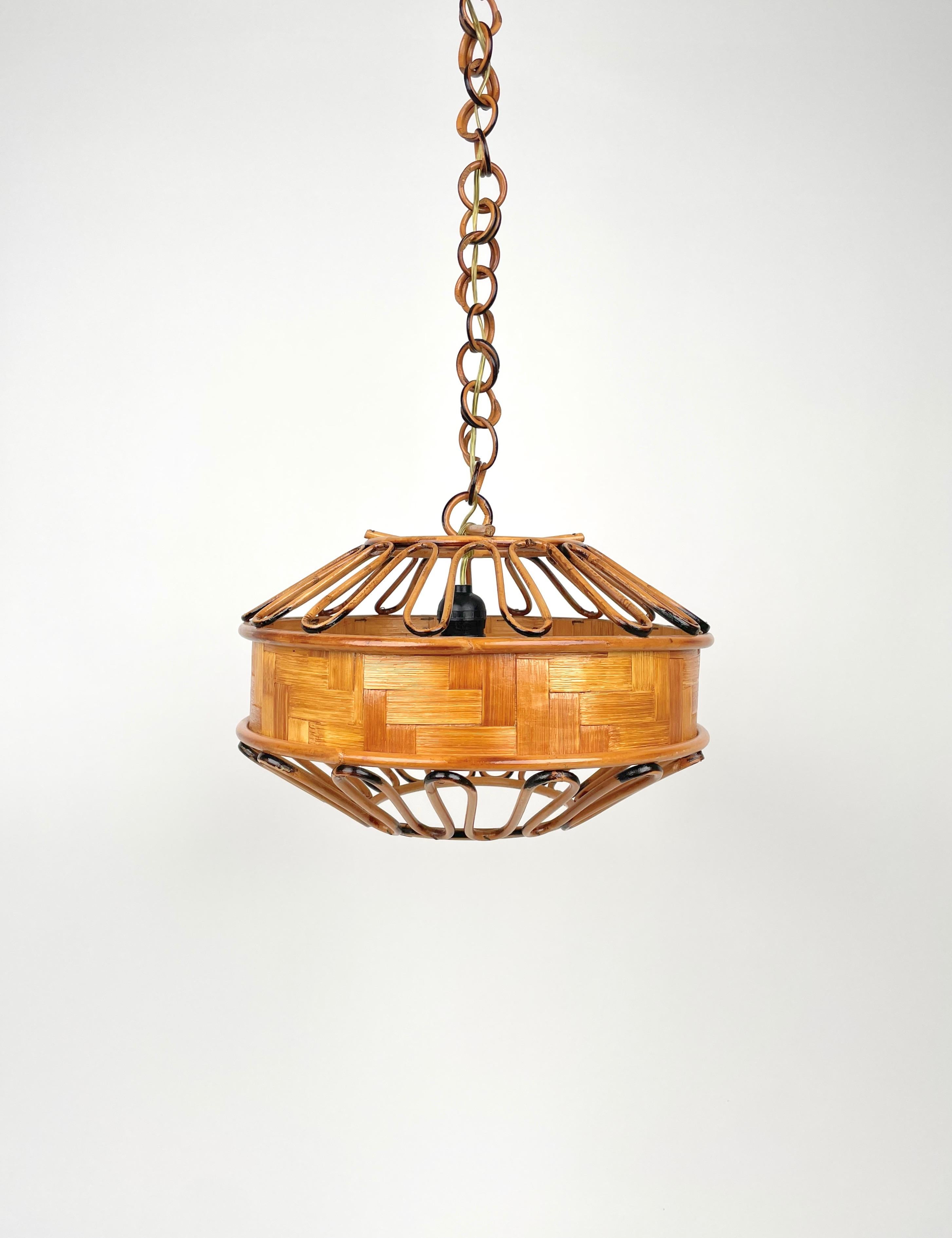 Chandelier in bamboo and rattan with chain. 

Made in Italy in the 1960s.