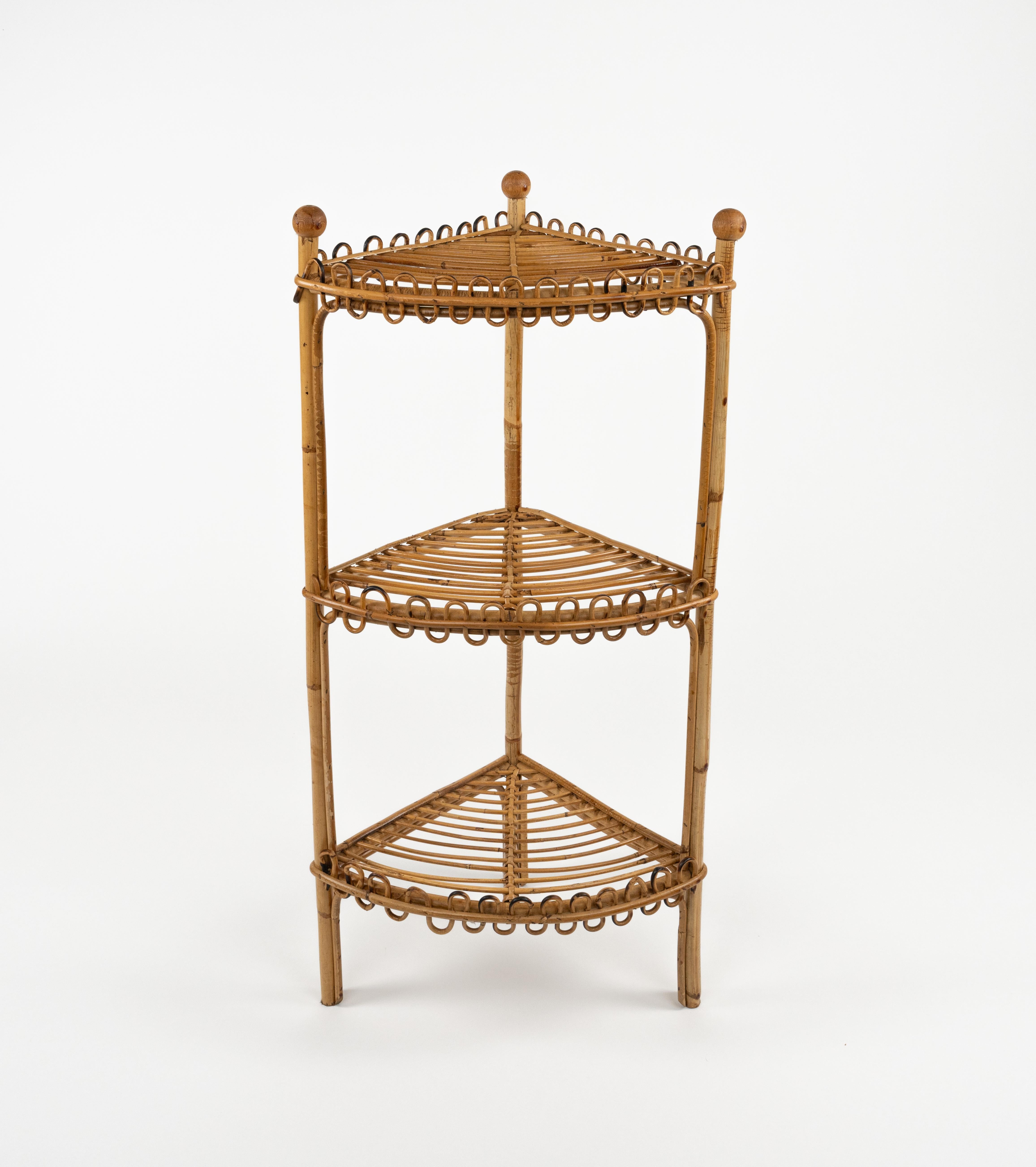 Etagere-Eckregal aus Bambus und Rattan im Stil von Franco Albini aus der Mitte des Jahrhunderts.

Hergestellt in Italien in den 1960er Jahren.

Die dreieckige Struktur ist aus Bambus und die Ablagen sind mit Rattan verziert.