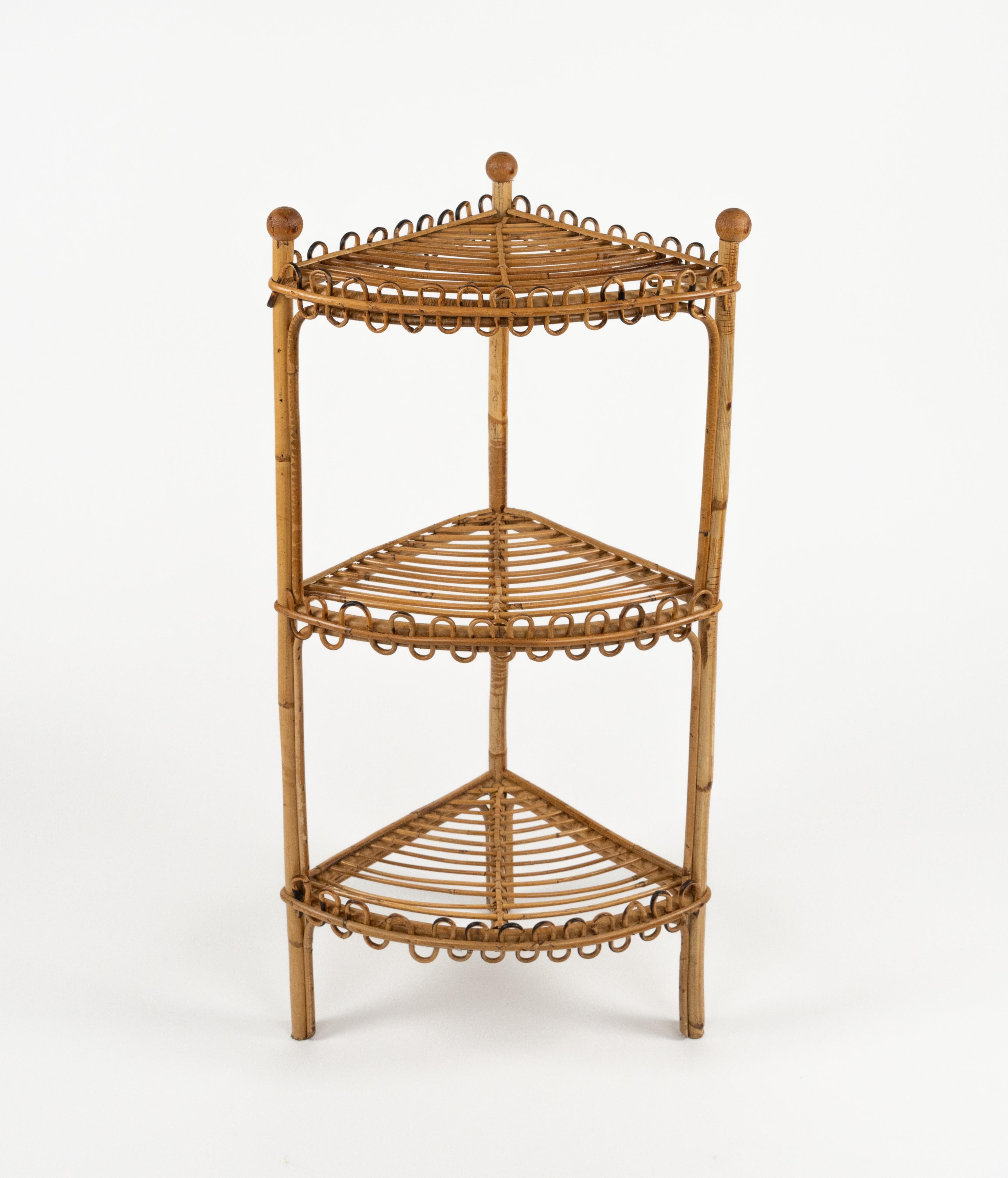 Etagere Eckregal aus Bambus und Rattan aus der Mitte des Jahrhunderts im Franco Albini-Stil, Italien 1960er Jahre im Zustand „Gut“ im Angebot in Rome, IT