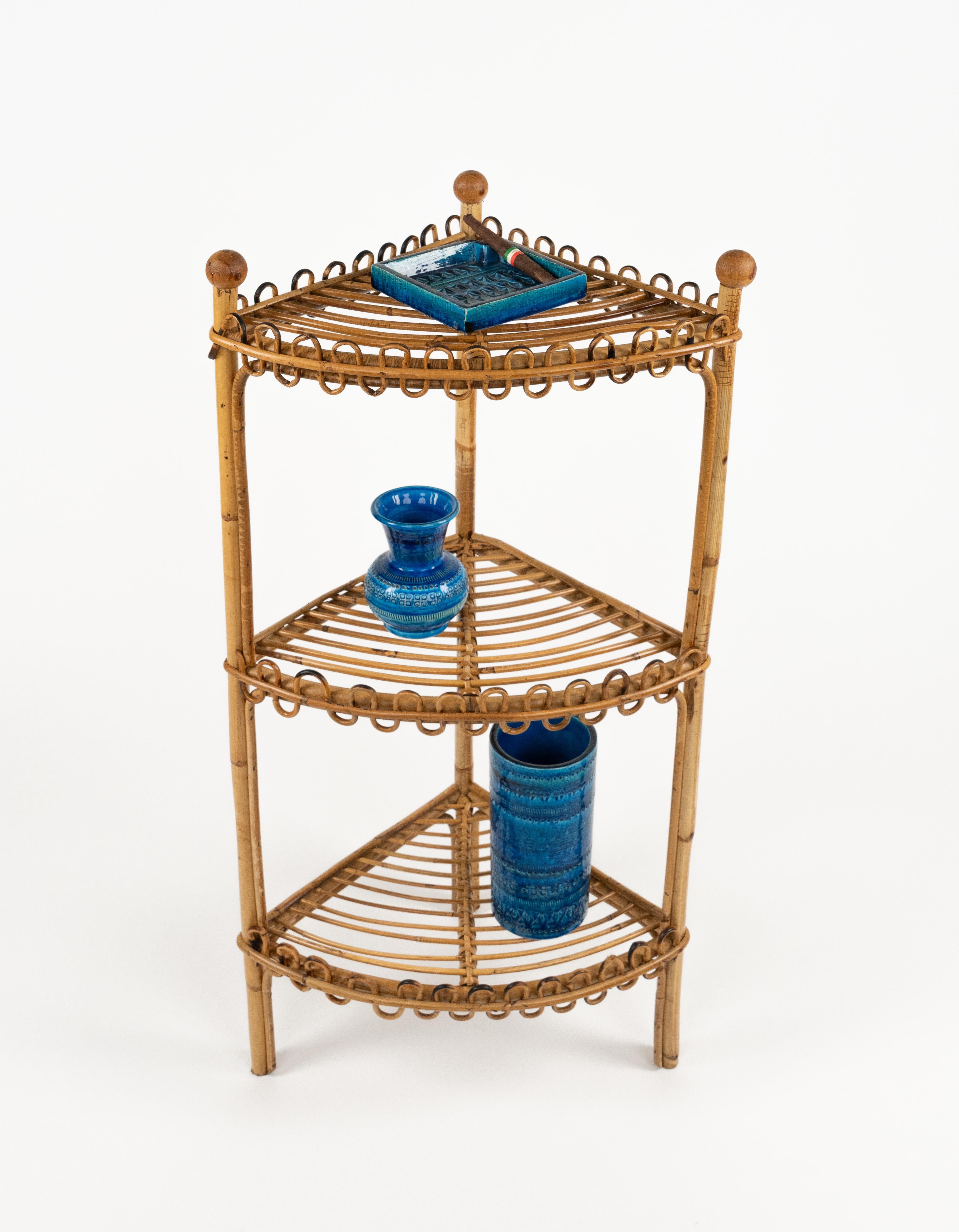 Etagere Eckregal aus Bambus und Rattan aus der Mitte des Jahrhunderts im Franco Albini-Stil, Italien 1960er Jahre (Mitte des 20. Jahrhunderts) im Angebot
