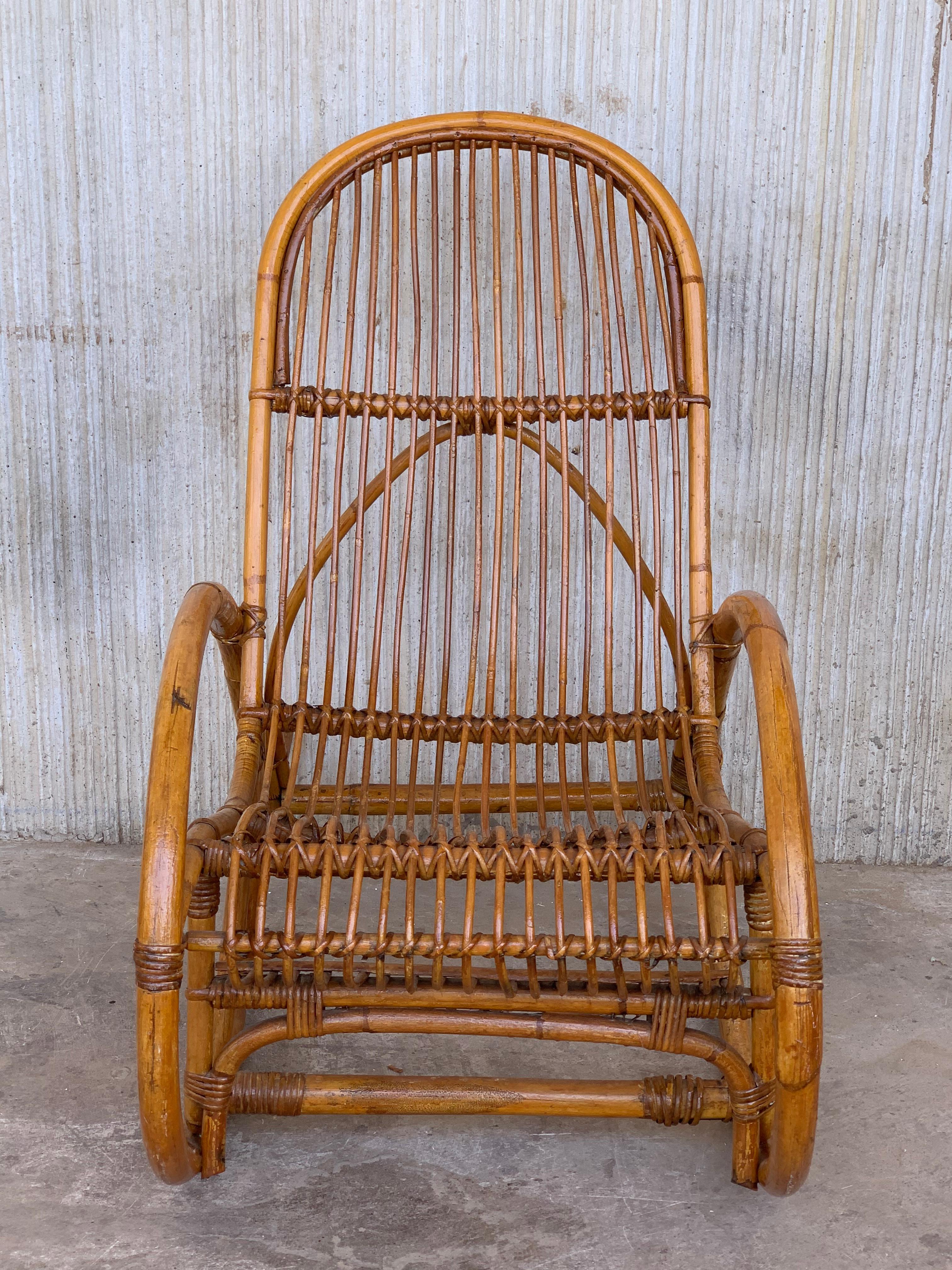 A pair of elegant and comfortable pair of rocking chairs in the style of Franco Albini, Italy. The chairs are in very good condition and functions well.